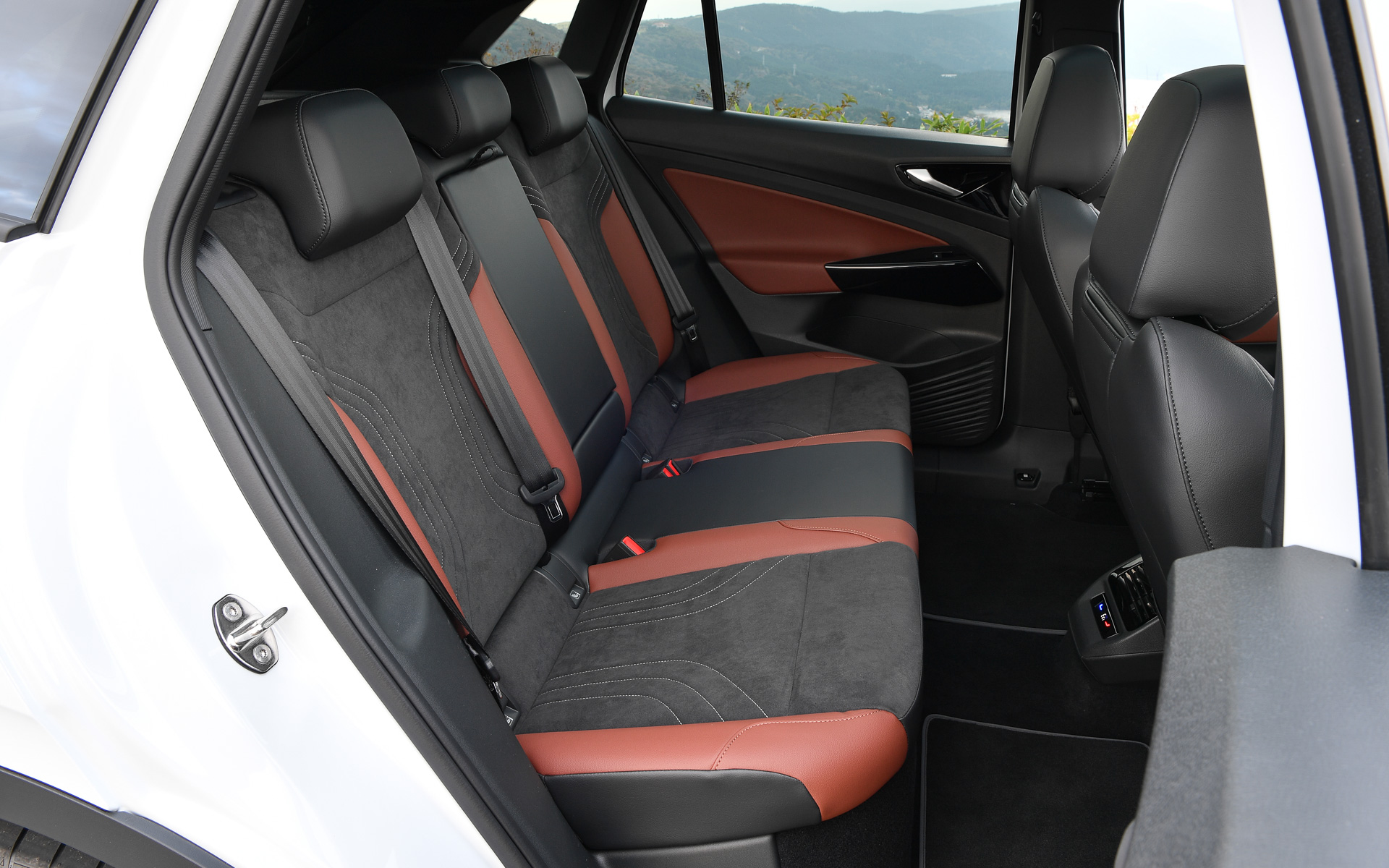 インテリアではブラウン色のレザレット（人造皮革）をダッシュボード上部、ドアパネル、シートサイドにデザインし、シルバーのデコラティブパネルをアクセントとして配置。アクセルペダルには再生マーク、ブレーキペダルに一時停止マークをモチーフとしたアルミ調ペダルクラスターを全車に標準装備