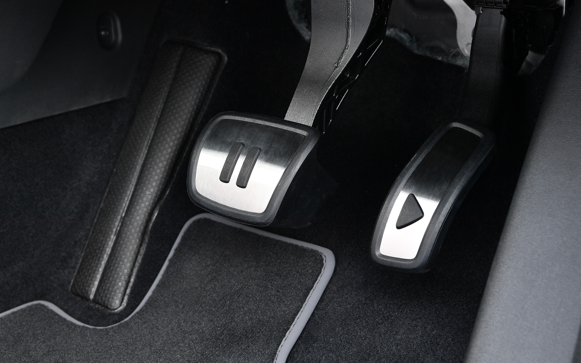 インテリアではブラウン色のレザレット（人造皮革）をダッシュボード上部、ドアパネル、シートサイドにデザインし、シルバーのデコラティブパネルをアクセントとして配置。アクセルペダルには再生マーク、ブレーキペダルに一時停止マークをモチーフとしたアルミ調ペダルクラスターを全車に標準装備