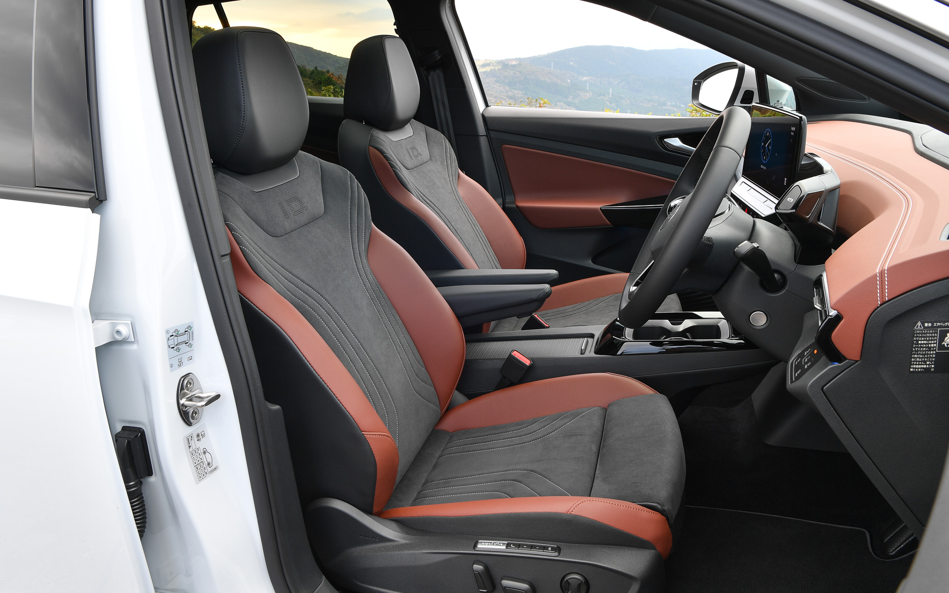 インテリアではブラウン色のレザレット（人造皮革）をダッシュボード上部、ドアパネル、シートサイドにデザインし、シルバーのデコラティブパネルをアクセントとして配置。アクセルペダルには再生マーク、ブレーキペダルに一時停止マークをモチーフとしたアルミ調ペダルクラスターを全車に標準装備