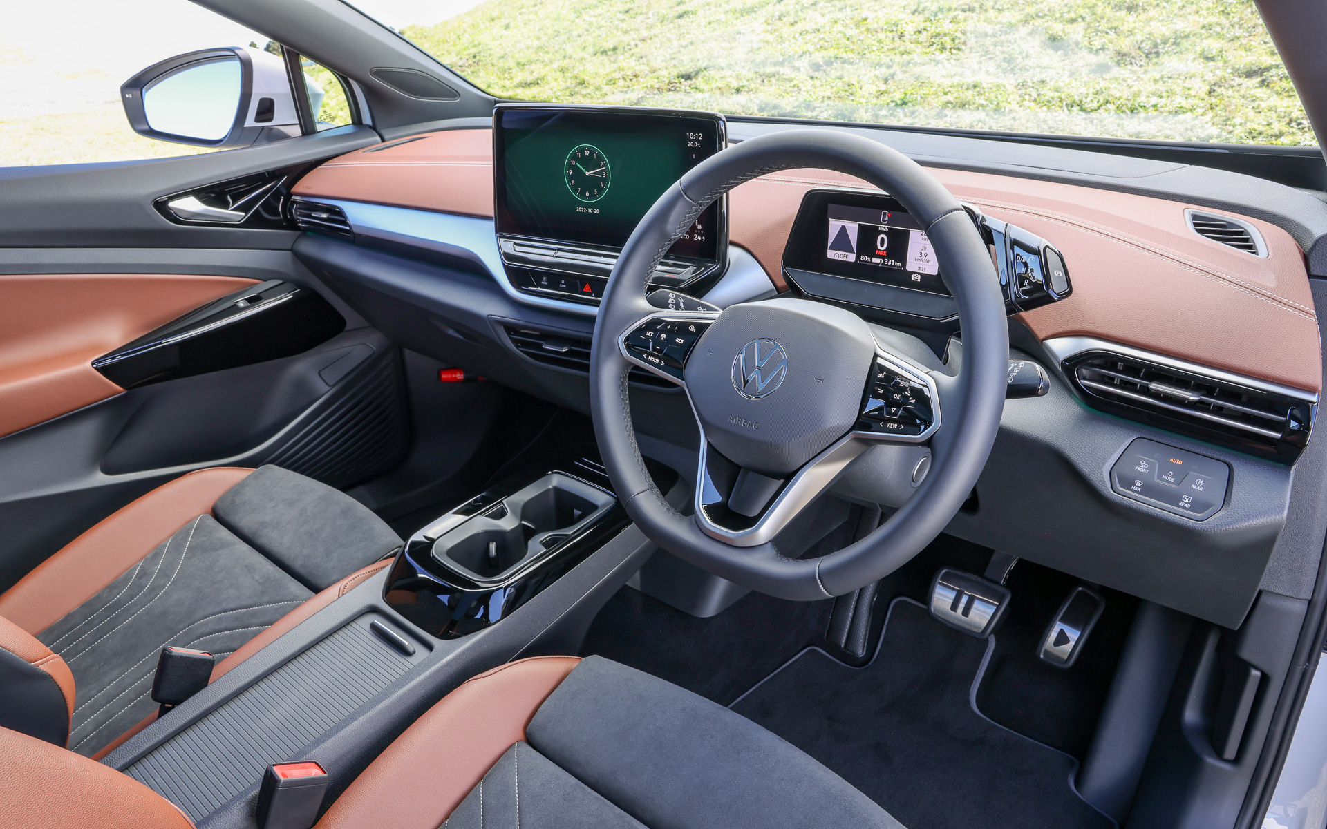 インテリアではブラウン色のレザレット（人造皮革）をダッシュボード上部、ドアパネル、シートサイドにデザインし、シルバーのデコラティブパネルをアクセントとして配置。アクセルペダルには再生マーク、ブレーキペダルに一時停止マークをモチーフとしたアルミ調ペダルクラスターを全車に標準装備