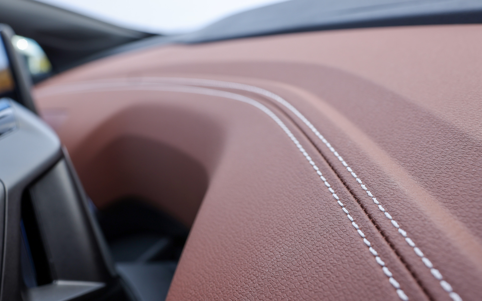 インテリアではブラウン色のレザレット（人造皮革）をダッシュボード上部、ドアパネル、シートサイドにデザインし、シルバーのデコラティブパネルをアクセントとして配置。アクセルペダルには再生マーク、ブレーキペダルに一時停止マークをモチーフとしたアルミ調ペダルクラスターを全車に標準装備