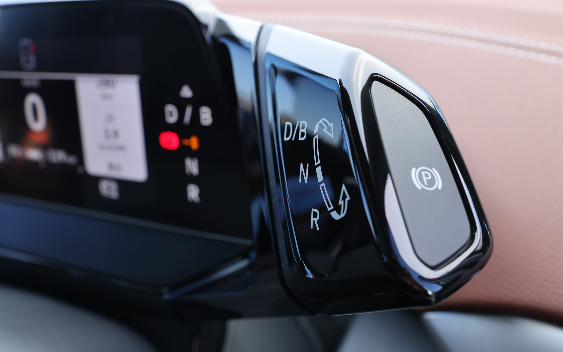 インテリアではブラウン色のレザレット（人造皮革）をダッシュボード上部、ドアパネル、シートサイドにデザインし、シルバーのデコラティブパネルをアクセントとして配置。アクセルペダルには再生マーク、ブレーキペダルに一時停止マークをモチーフとしたアルミ調ペダルクラスターを全車に標準装備