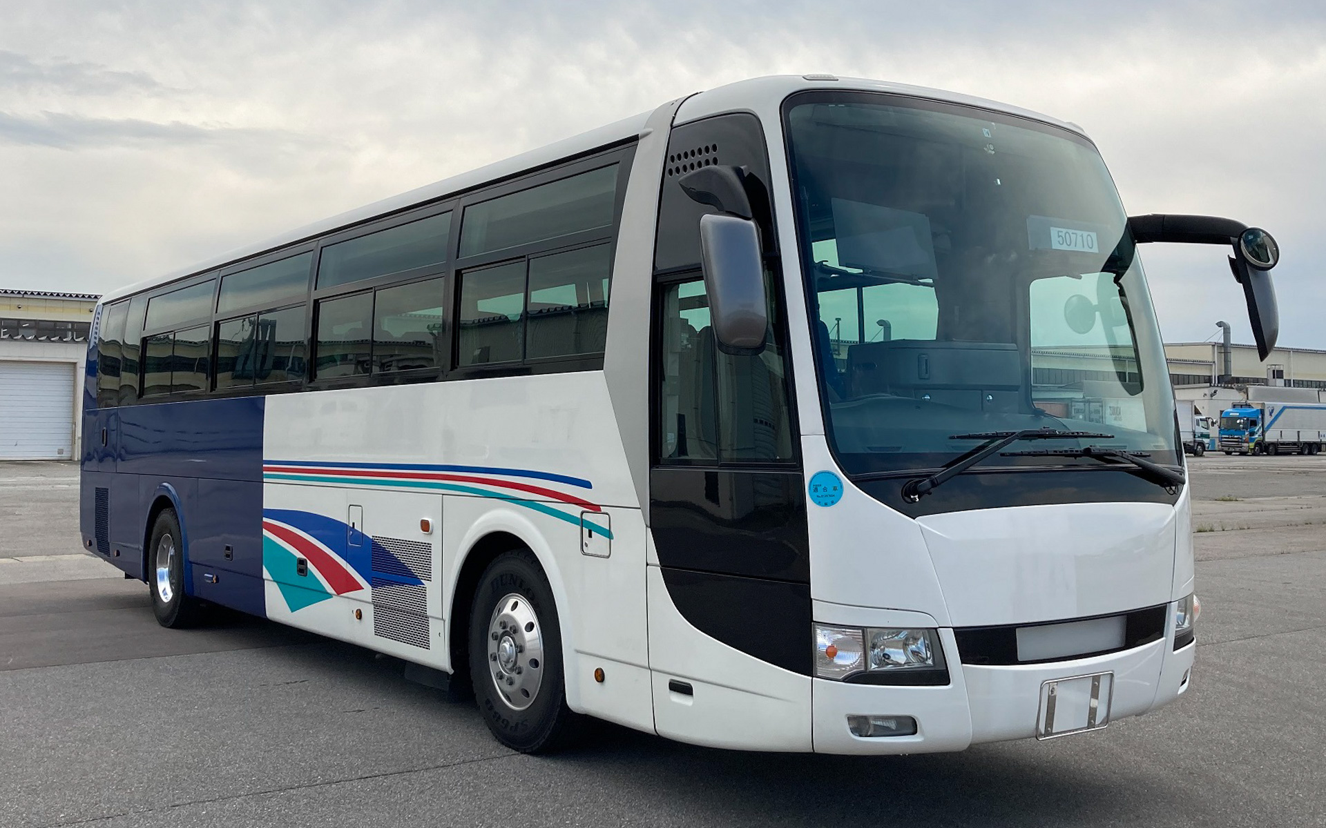 車体は紺色の部分がリニューアル後の仕上がり