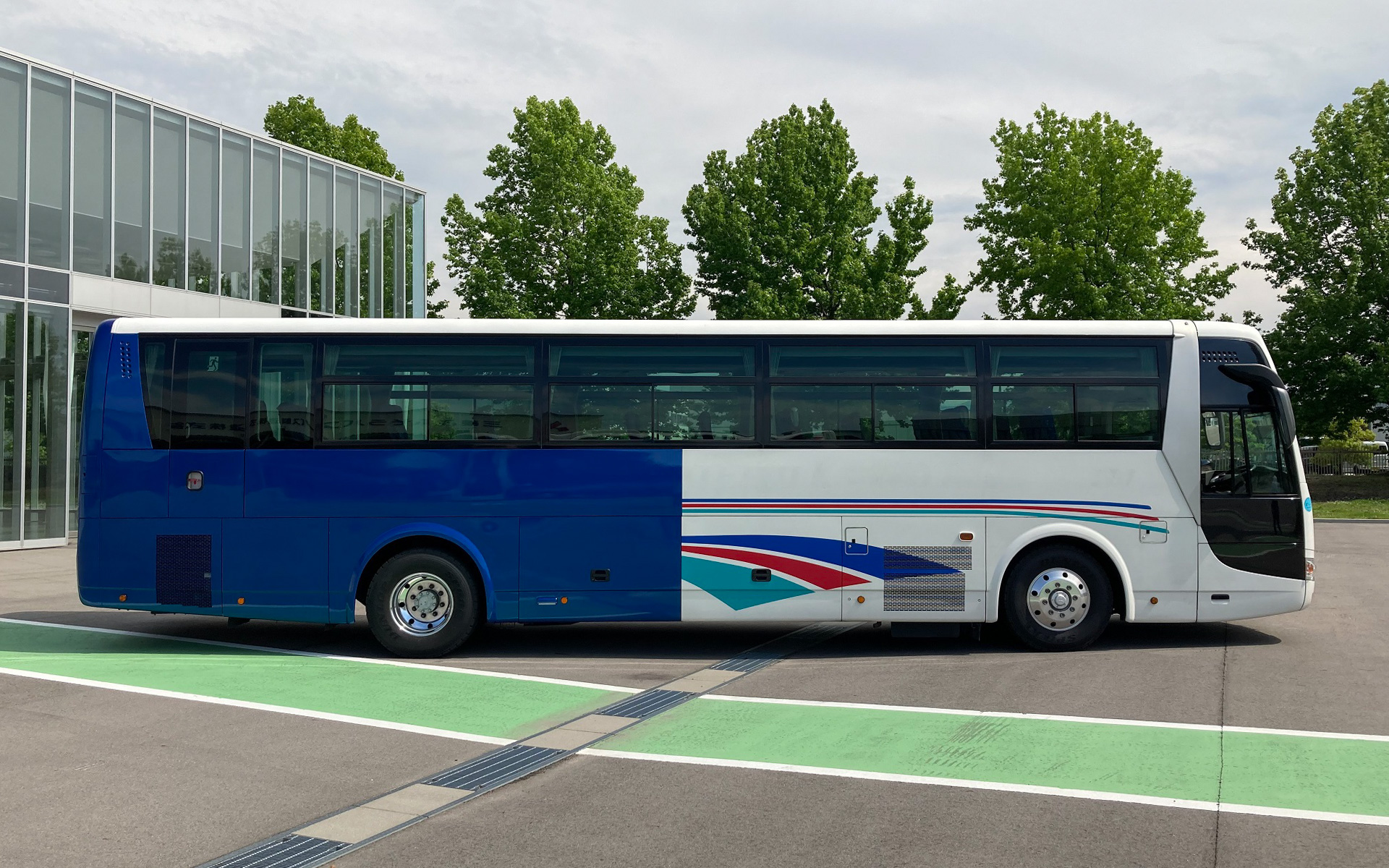 車体は紺色の部分がリニューアル後の仕上がり