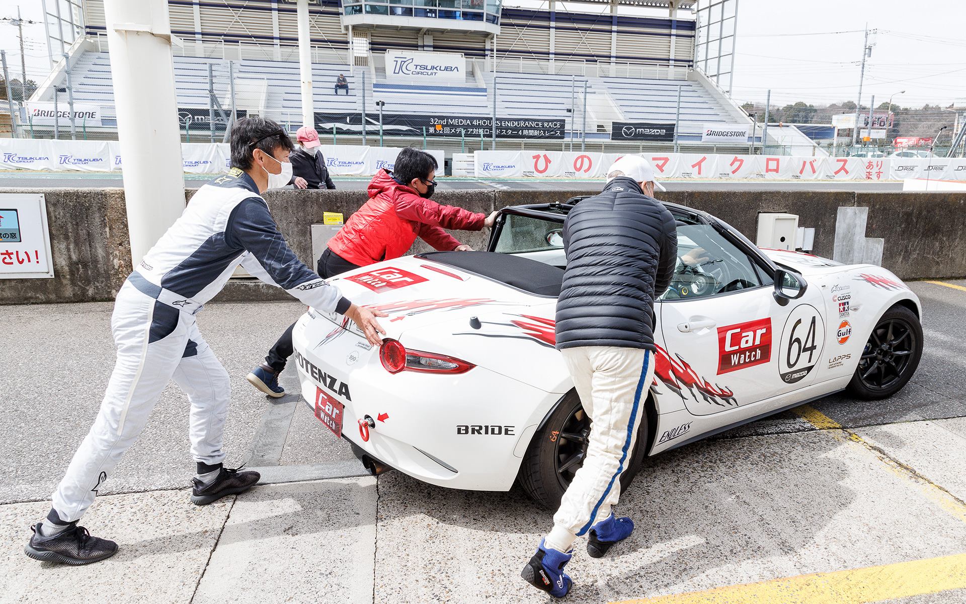 スターティンググリッドへロードスターを押して運ぶところから一緒に参加して、グリッドへ並べ終わったら記念撮影もOK。メディア4耐へ遊びに来た思い出にしていただきたい