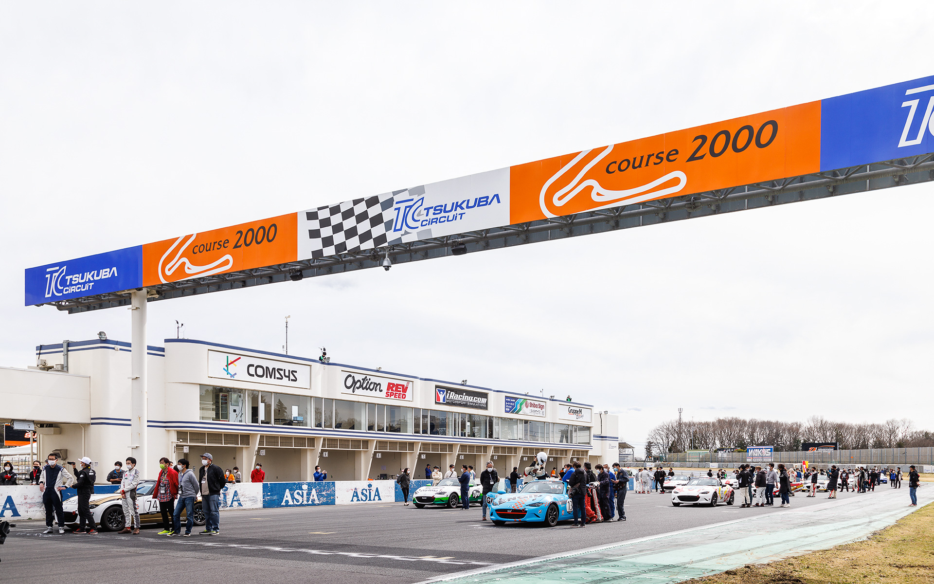 スターティンググリッドへロードスターを押して運ぶところから一緒に参加して、グリッドへ並べ終わったら記念撮影もOK。メディア4耐へ遊びに来た思い出にしていただきたい