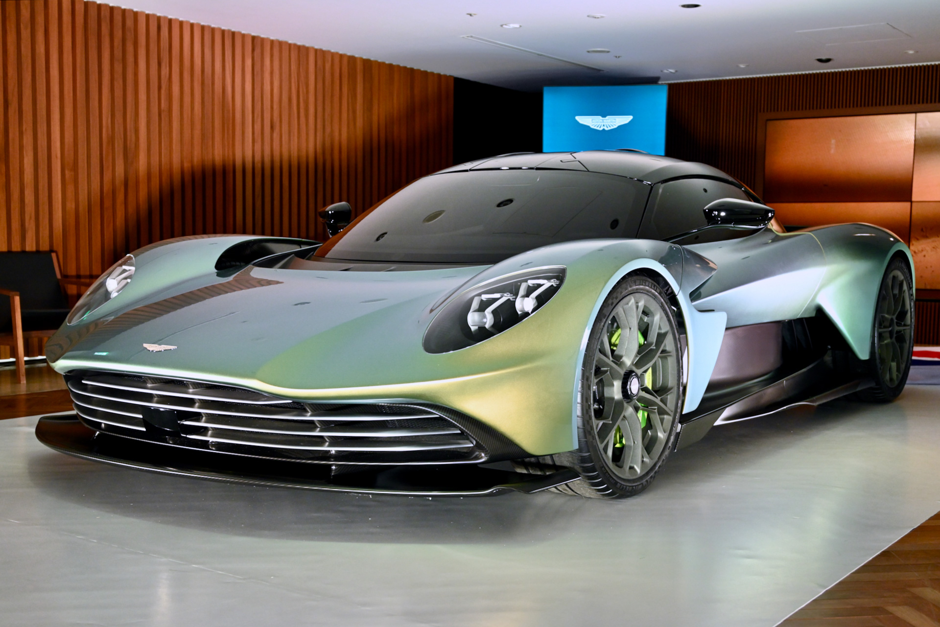 アストンマーティンの4.0リッターV8ツインターボエンジンを搭載するPHEVモデル「ヴァルハラ」