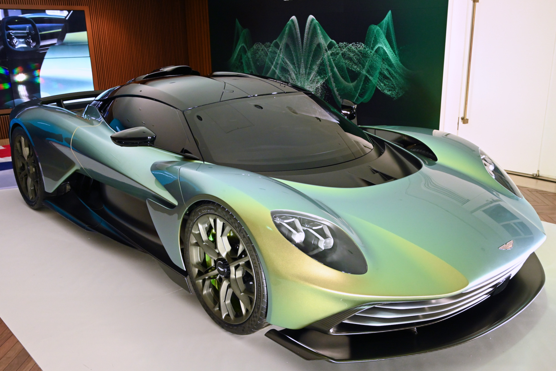 アストンマーティンの4.0リッターV8ツインターボエンジンを搭載するPHEVモデル「ヴァルハラ」