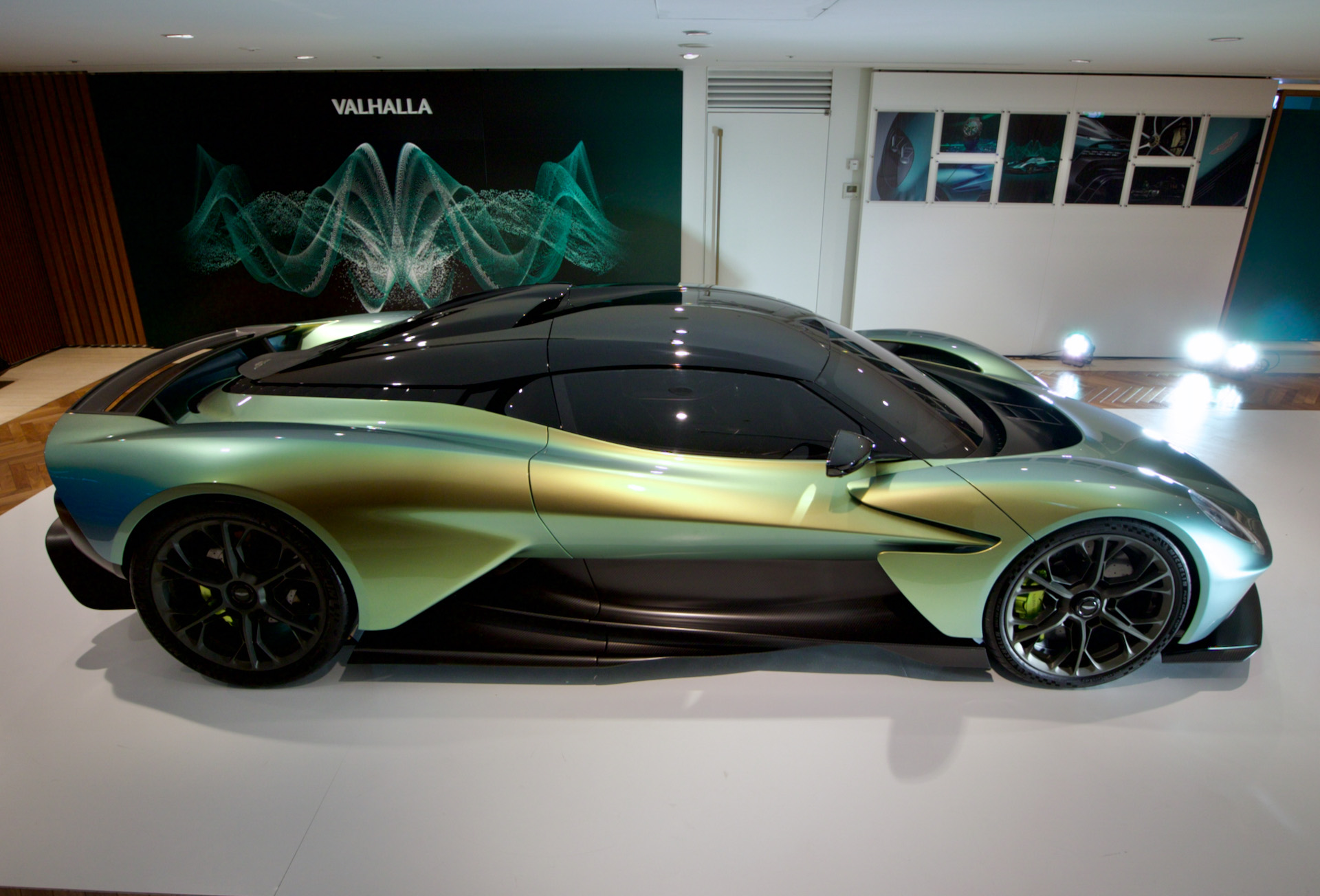 アストンマーティンの4.0リッターV8ツインターボエンジンを搭載するPHEVモデル「ヴァルハラ」