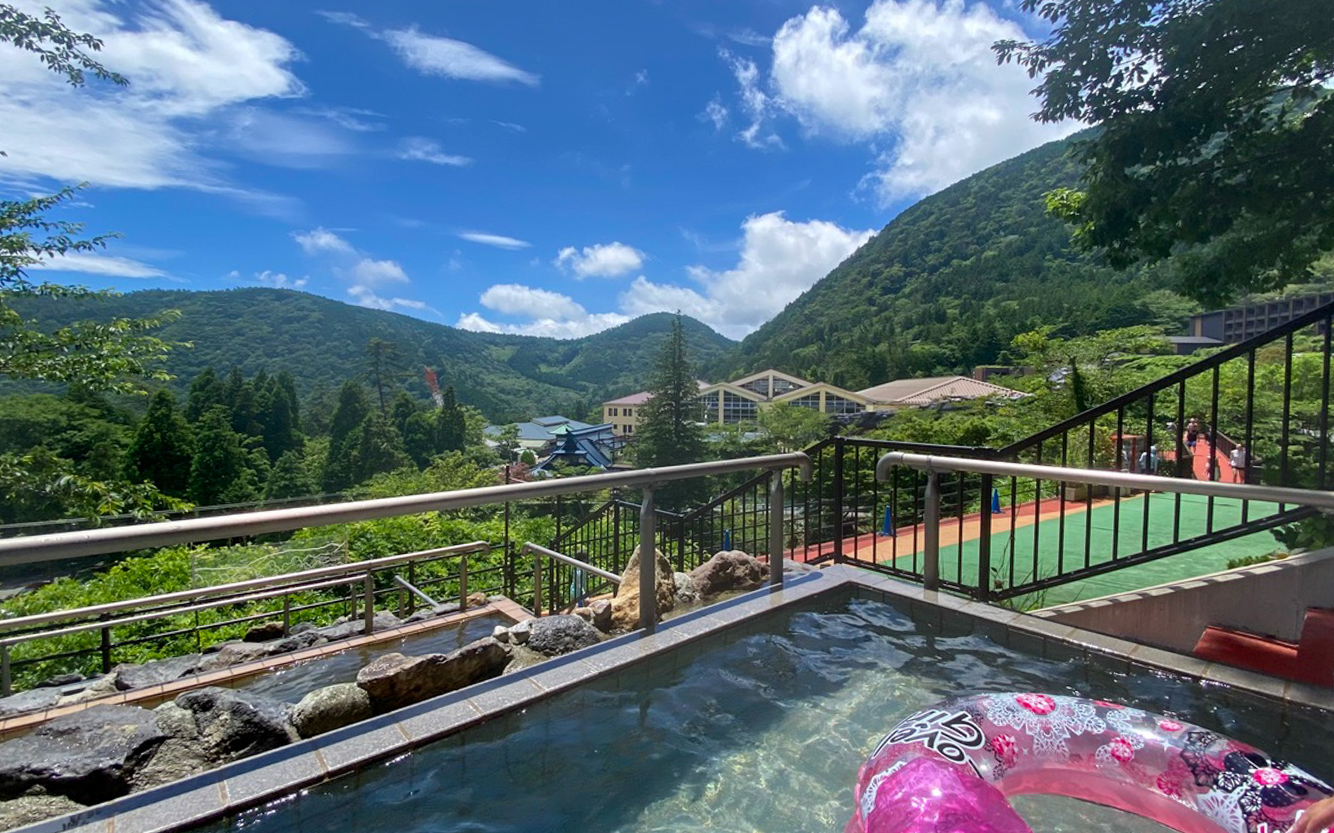 箱根ユネッサンのいちばん奥にある、水着で入る絶景露天風呂からの眺めです。これは夏に撮影したものですが、今ごろはきれいに紅葉しているのかなぁと、それを見るためだけに行きたくなりました。家族みんなで一緒に入れるのがいいですよね