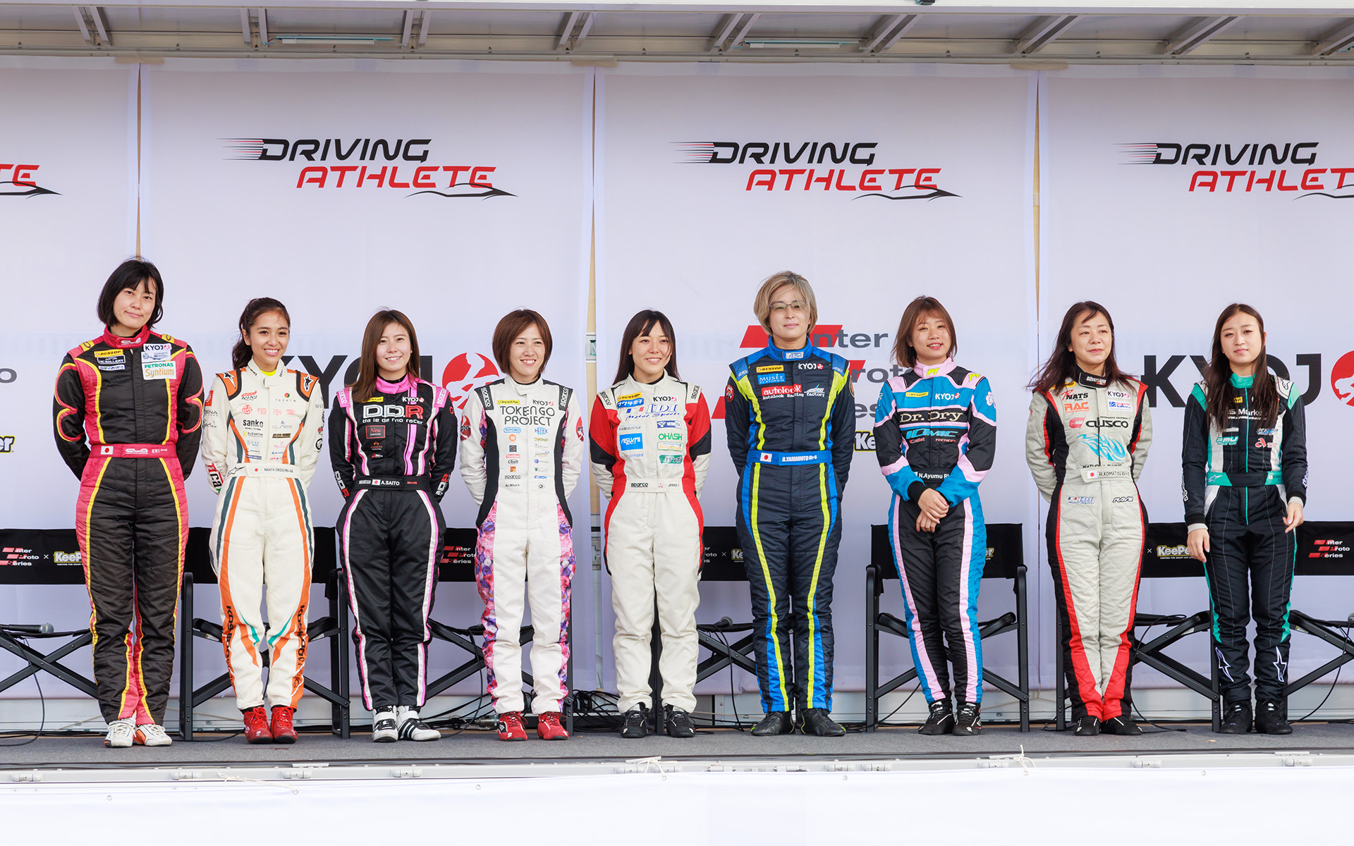 予選と決勝の間には、特設ステージでトークショーを開催