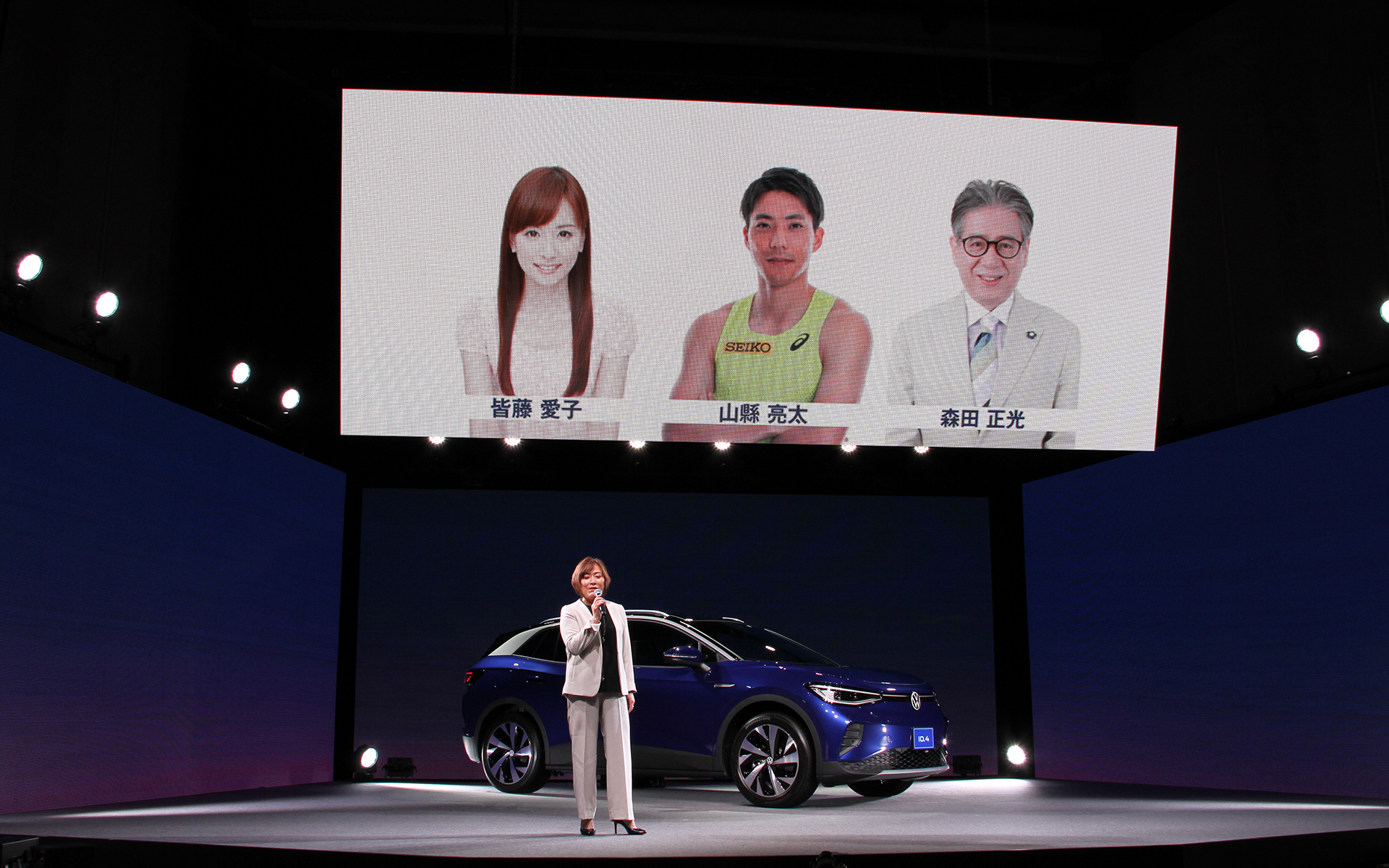 フォルクスワーゲン ジャパン 広報・マーケティング本部 マーケティング コミュニケーション シニア マネージャーの鶴ゆみ氏は、Way to ZEROのコミュニケーションをサポートするアンバサダーにフリーアナウンサーの皆藤愛子さん、気象予報士の森田正光さん、陸上競技選手の山縣亮太さんが就任したことを紹介