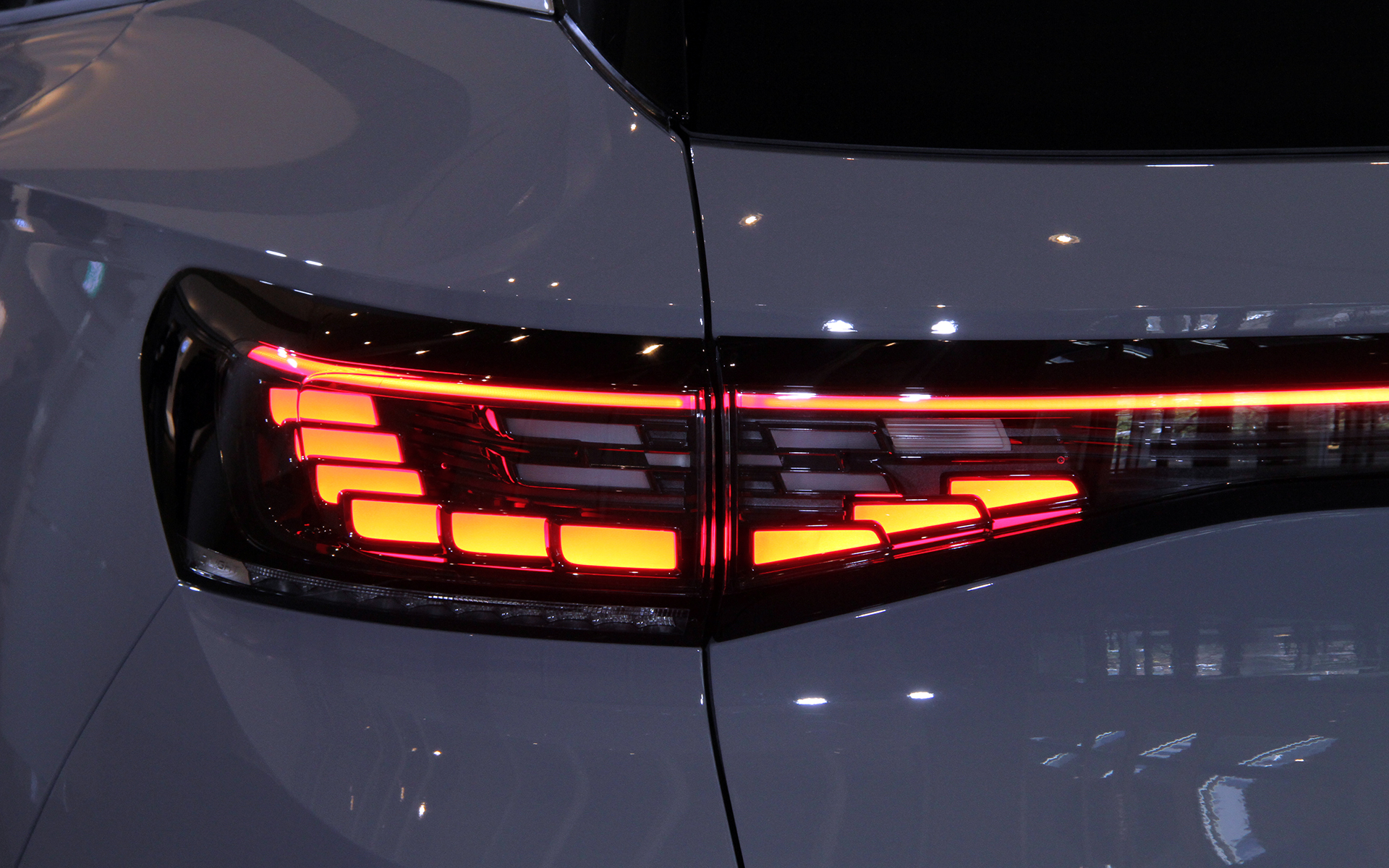 エクステリアではID.ファミリーに共通するクリーンで流れるような力強いスタイルをSUVにあてはめ、緩やかでやわらかな変化とシャープでクリーンなエッジが交互に現れる、風によって形作られたようなデザインを採用。Pro Launch EditionではマトリックスLEDを採用したIQ. Light、複数のLEDストリップを立体的に配置した新しいレイアウトを採用するリアコンビネーションランプなどを標準装備。足下は20インチアルミホイール(タイヤサイズはフロント235/50R20、リア255/45R20)