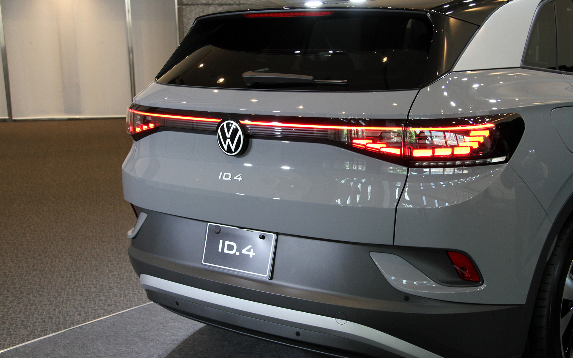 エクステリアではID.ファミリーに共通するクリーンで流れるような力強いスタイルをSUVにあてはめ、緩やかでやわらかな変化とシャープでクリーンなエッジが交互に現れる、風によって形作られたようなデザインを採用。Pro Launch EditionではマトリックスLEDを採用したIQ. Light、複数のLEDストリップを立体的に配置した新しいレイアウトを採用するリアコンビネーションランプなどを標準装備。足下は20インチアルミホイール（タイヤサイズはフロント235/50R20、リア255/45R20）