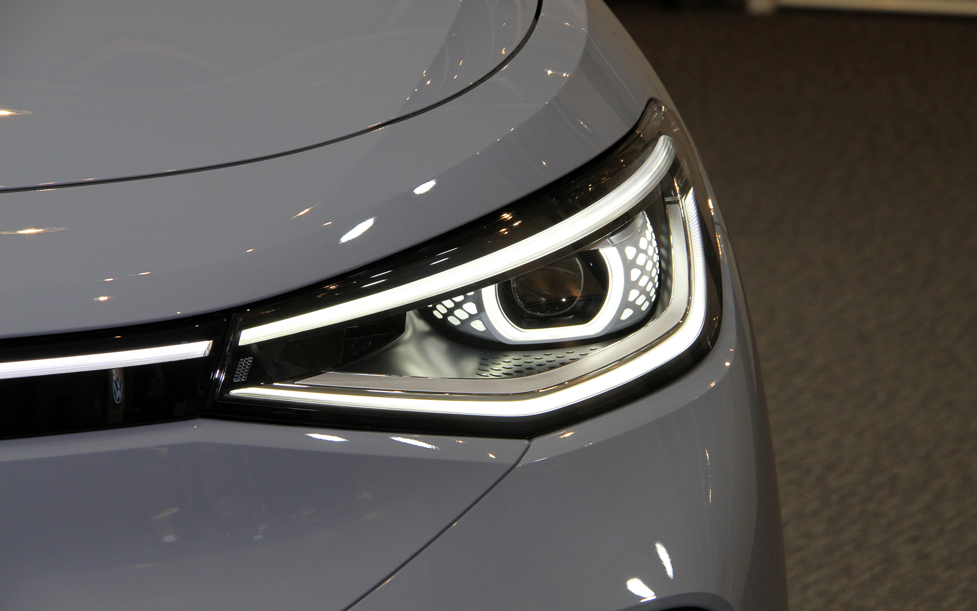 エクステリアではID.ファミリーに共通するクリーンで流れるような力強いスタイルをSUVにあてはめ、緩やかでやわらかな変化とシャープでクリーンなエッジが交互に現れる、風によって形作られたようなデザインを採用。Pro Launch EditionではマトリックスLEDを採用したIQ. Light、複数のLEDストリップを立体的に配置した新しいレイアウトを採用するリアコンビネーションランプなどを標準装備。足下は20インチアルミホイール(タイヤサイズはフロント235/50R20、リア255/45R20)