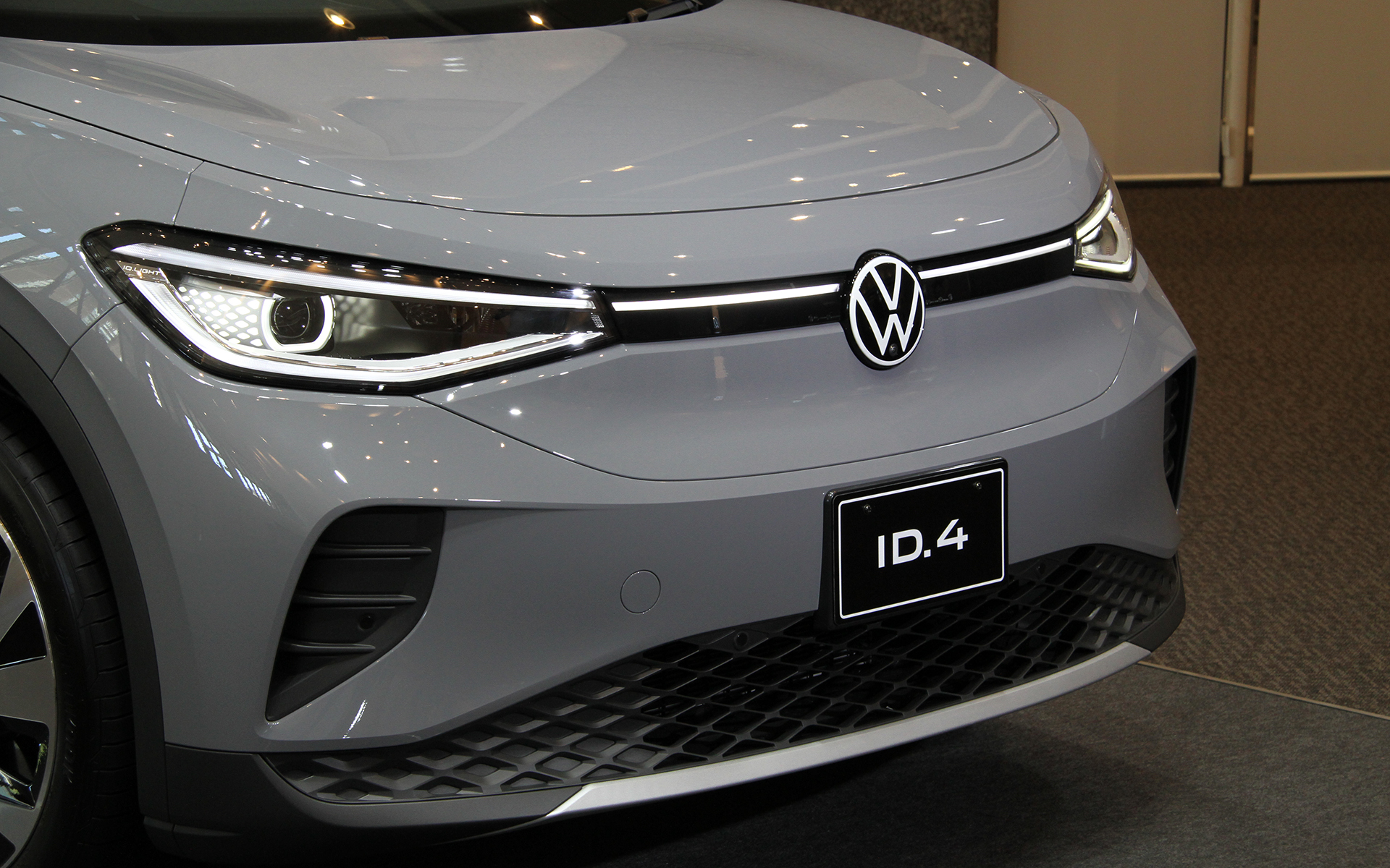 エクステリアではID.ファミリーに共通するクリーンで流れるような力強いスタイルをSUVにあてはめ、緩やかでやわらかな変化とシャープでクリーンなエッジが交互に現れる、風によって形作られたようなデザインを採用。Pro Launch EditionではマトリックスLEDを採用したIQ. Light、複数のLEDストリップを立体的に配置した新しいレイアウトを採用するリアコンビネーションランプなどを標準装備。足下は20インチアルミホイール(タイヤサイズはフロント235/50R20、リア255/45R20)