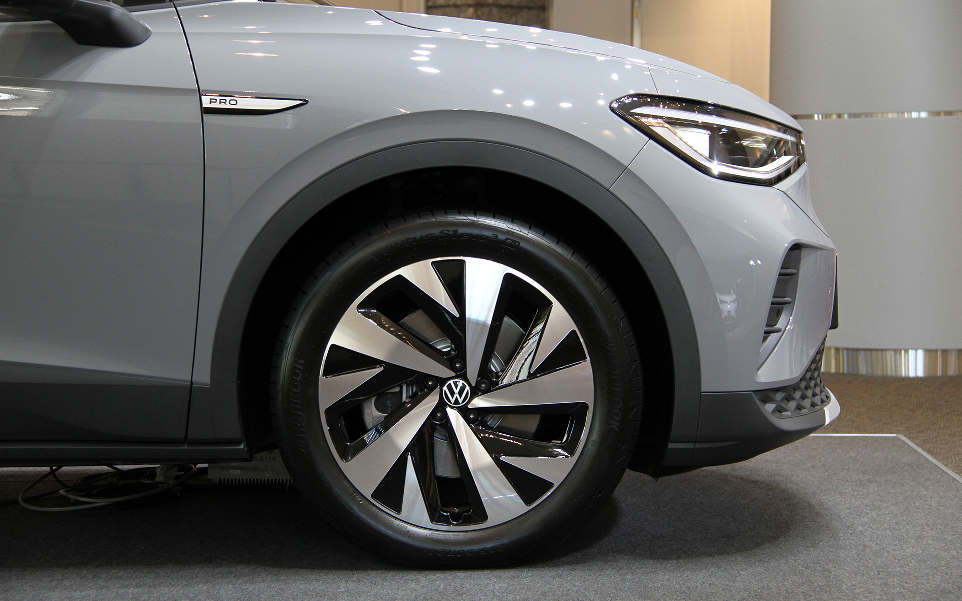 エクステリアではID.ファミリーに共通するクリーンで流れるような力強いスタイルをSUVにあてはめ、緩やかでやわらかな変化とシャープでクリーンなエッジが交互に現れる、風によって形作られたようなデザインを採用。Pro Launch EditionではマトリックスLEDを採用したIQ. Light、複数のLEDストリップを立体的に配置した新しいレイアウトを採用するリアコンビネーションランプなどを標準装備。足下は20インチアルミホイール(タイヤサイズはフロント235/50R20、リア255/45R20)