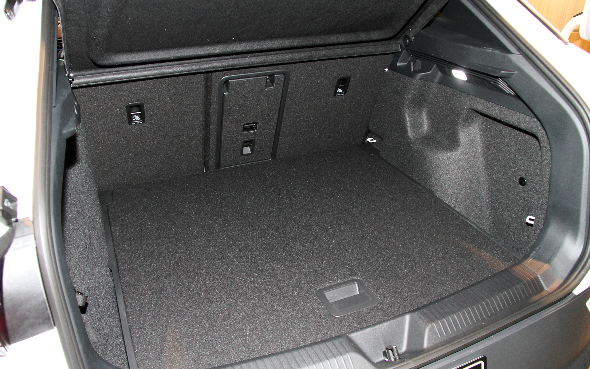 Pro Launch Editionのインテリア。ラゲッジコンパートメント容量は、リアシートの背もたれを折りたたむことによって543Lから1575Lに拡大することが可能。なお、Pro Launch Editionでは同一車線内全車速運転支援システム“トラベル アシスト”、緊急時停車支援システム“エマージェンシー アシスト”など先進安全装備を標準装備