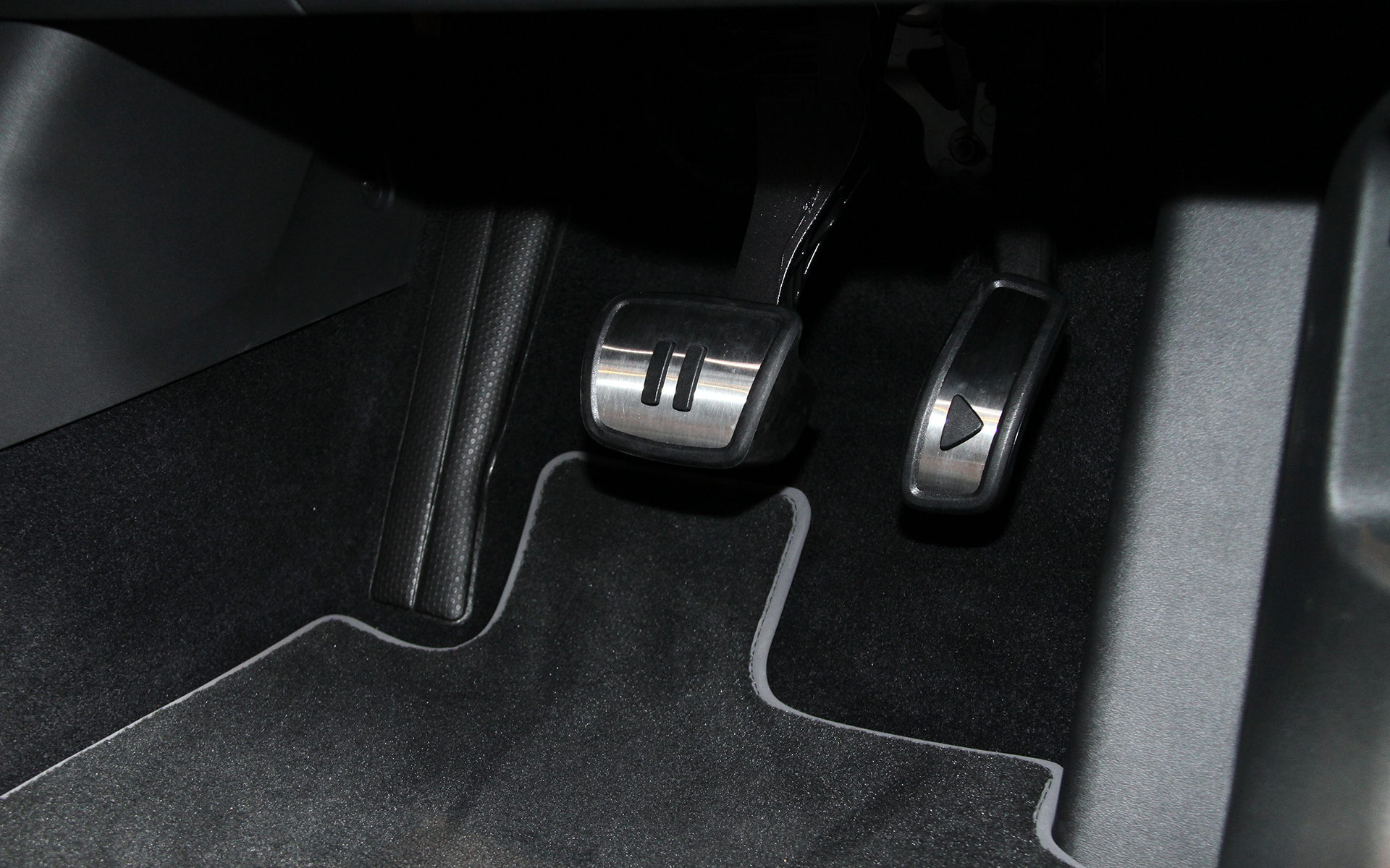 Pro Launch Editionのインテリア。ラゲッジコンパートメント容量は、リアシートの背もたれを折りたたむことによって543Lから1575Lに拡大することが可能。なお、Pro Launch Editionでは同一車線内全車速運転支援システム“トラベル アシスト”、緊急時停車支援システム“エマージェンシー アシスト”など先進安全装備を標準装備