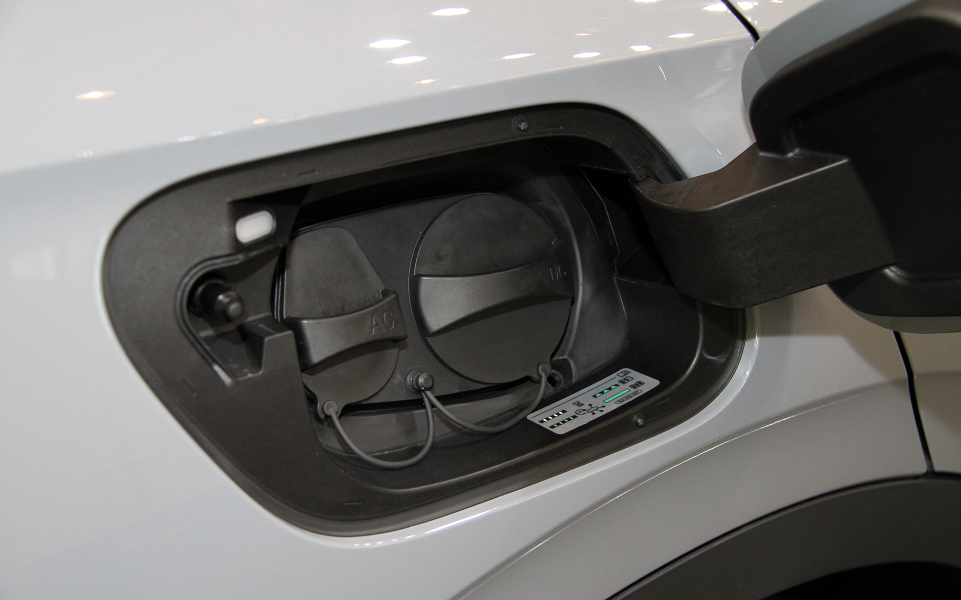 エクステリアではID.ファミリーに共通するクリーンで流れるような力強いスタイルをSUVにあてはめ、緩やかでやわらかな変化とシャープでクリーンなエッジが交互に現れる、風によって形作られたようなデザインを採用。Pro Launch EditionではマトリックスLEDを採用したIQ. Light、複数のLEDストリップを立体的に配置した新しいレイアウトを採用するリアコンビネーションランプなどを標準装備。足下は20インチアルミホイール（タイヤサイズはフロント235/50R20、リア255/45R20）