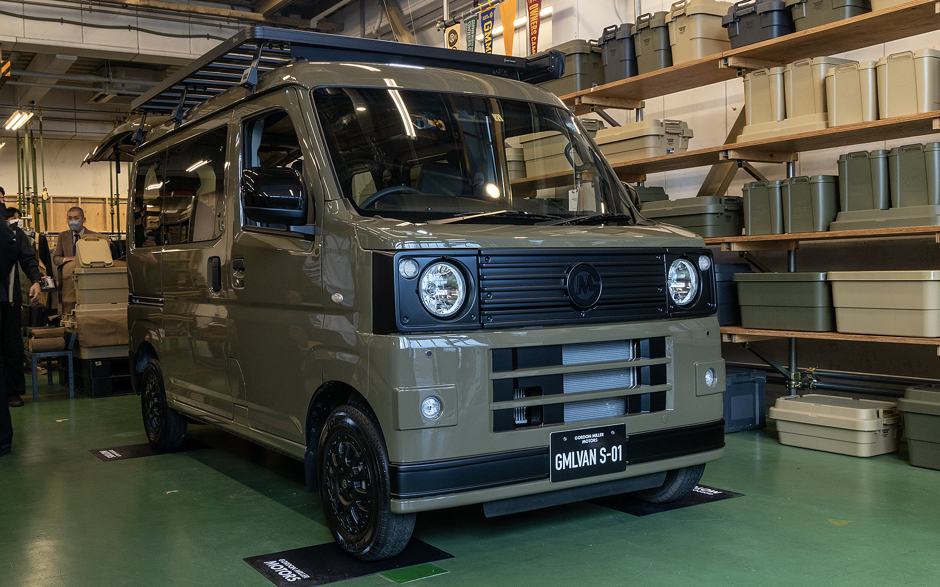 こちらのボディカラーはGORDON MILLER オリジナルのオリーブドラブ。軽商用バンはほかにもあるが、GMLVAN S-01はダイハツからの声がけによって製作がスタートしたのでハイゼット カーゴがベースになったという