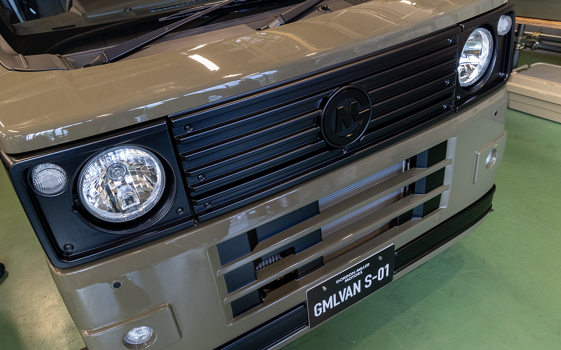 丸型ライトやレトロな機械感のあるデザインのグリルやバンパーとしたことで、ハイゼット カーゴとは大きくイメージが変わったフロントフェイス。趣味の道具として愛着が持てる印象だ