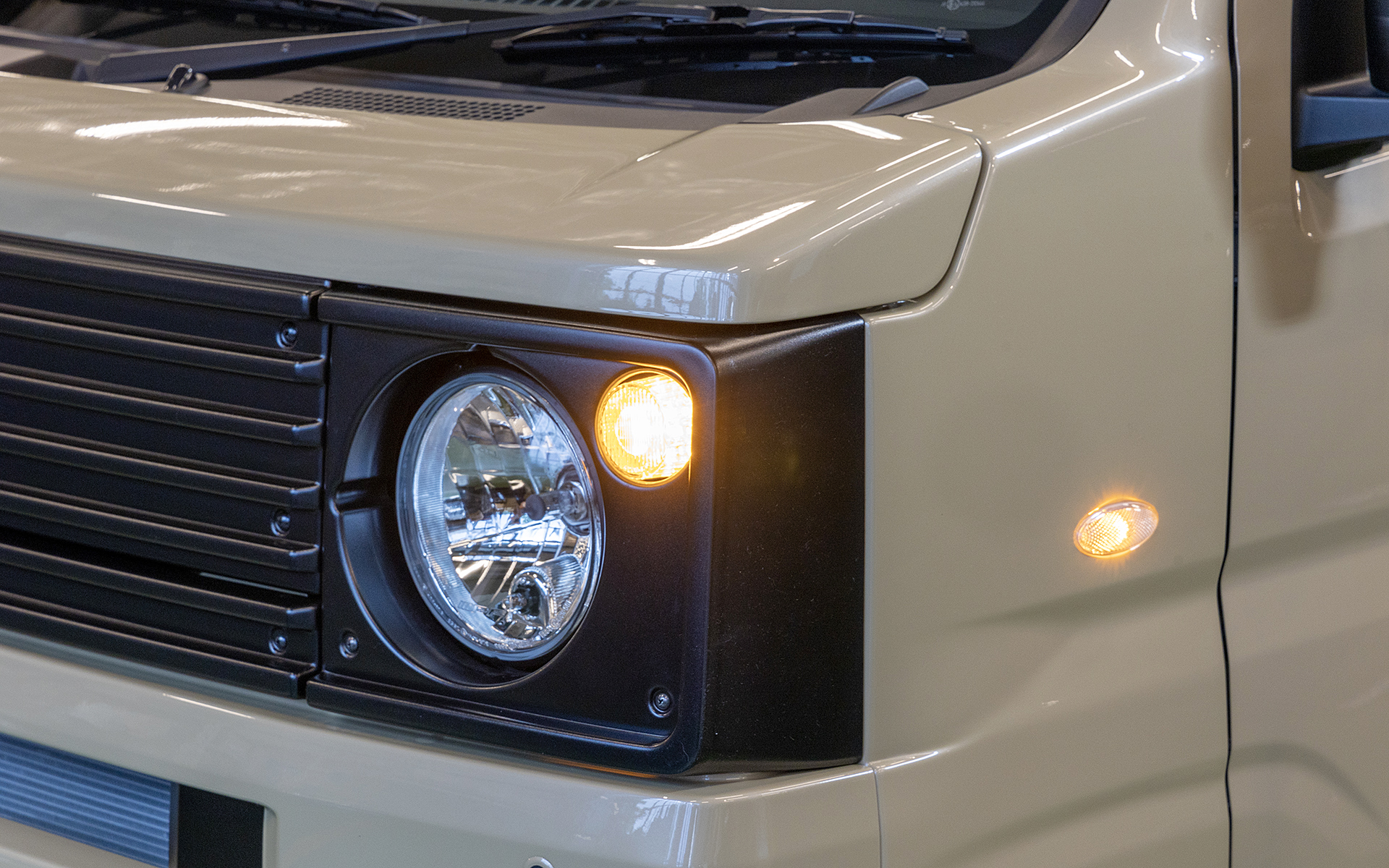 ライトを変更しているのでウインカー、ハザードランプ用のサイドマーカーをフェンダー部に追加している