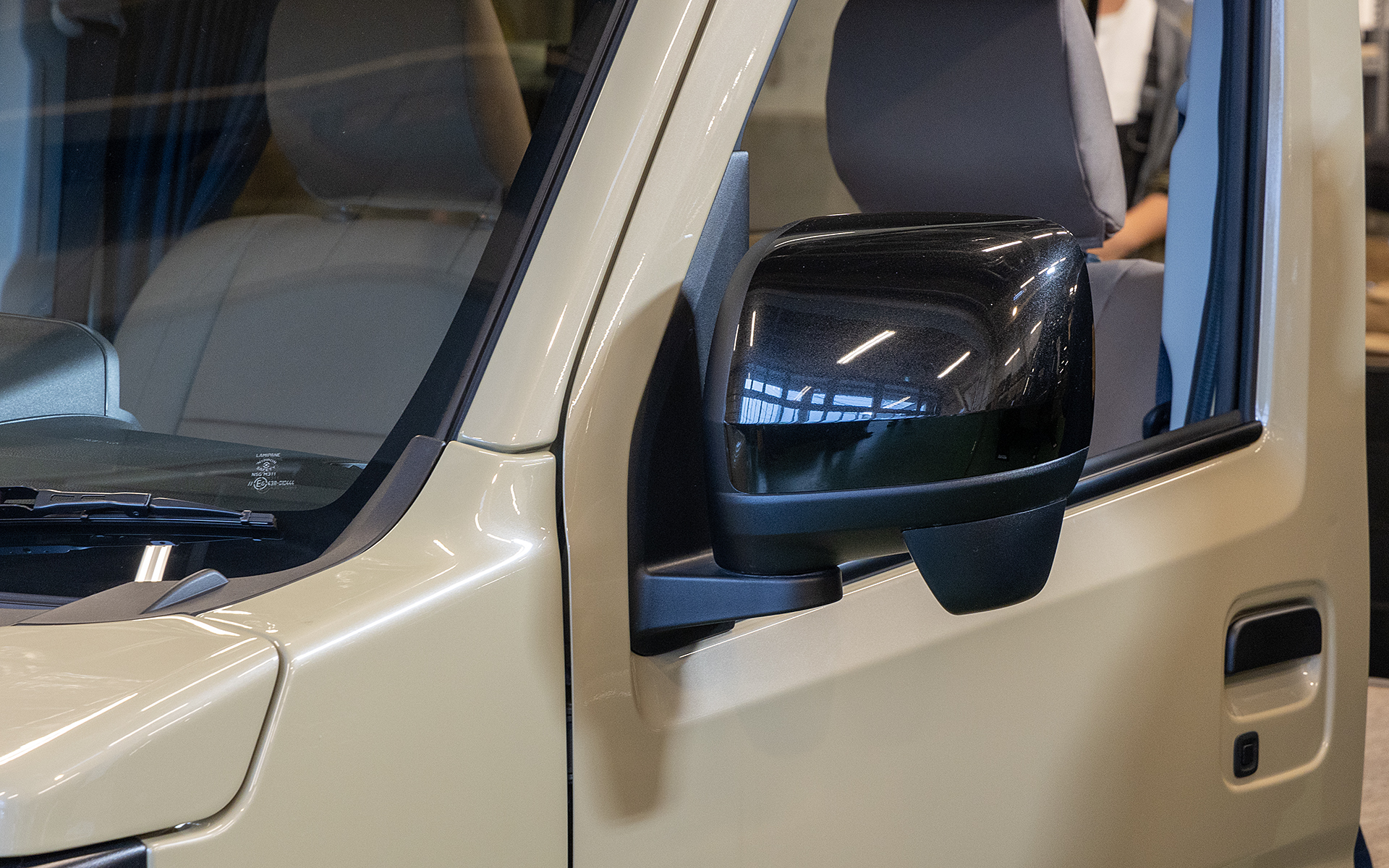 ドアミラーカバーはブラックメタリック仕上げ