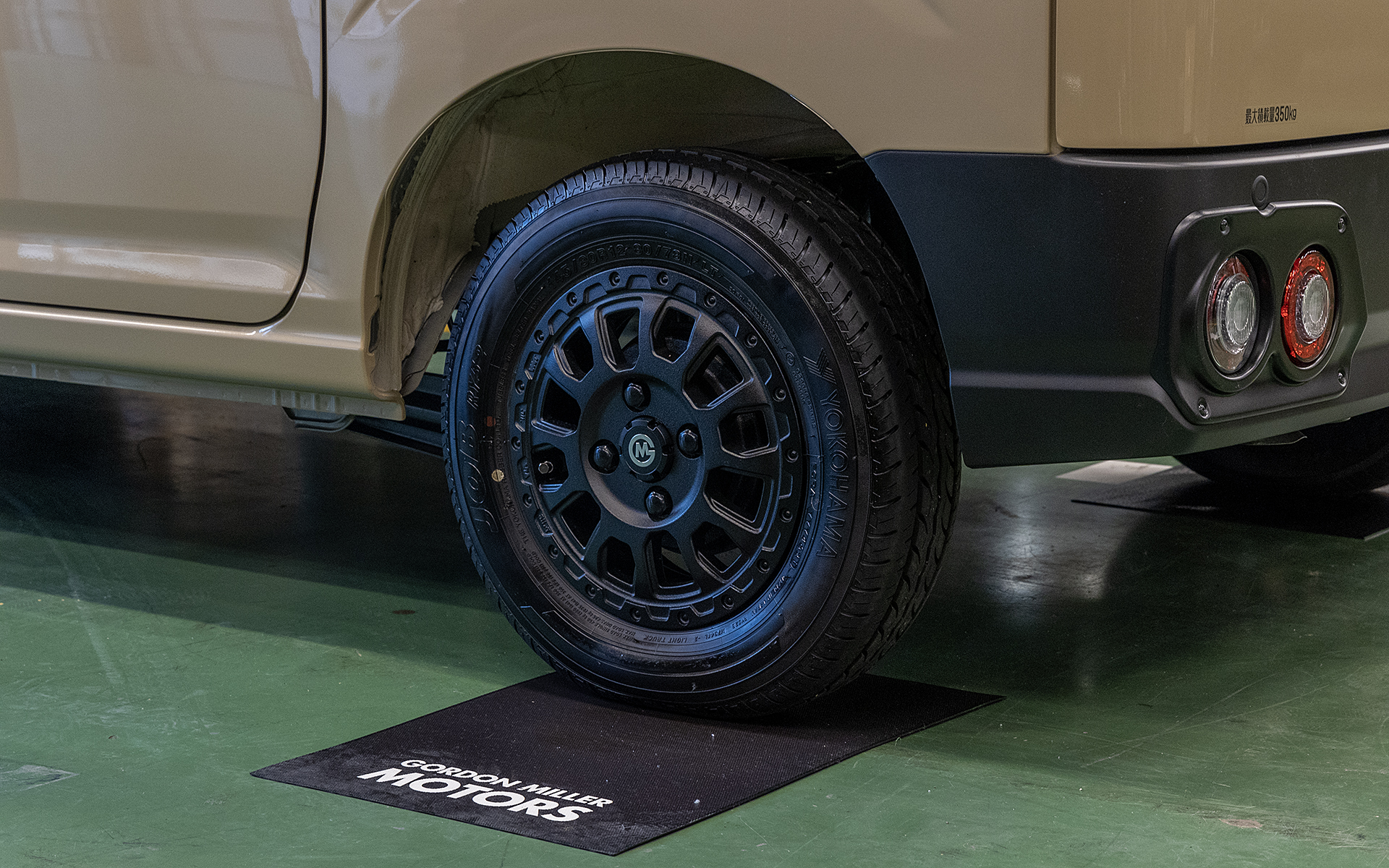 12インチアルミホイールはオプション。標準車はブラック塗装のスチールホイールとなる。タイヤサイズは145/80R12 80/78N LT