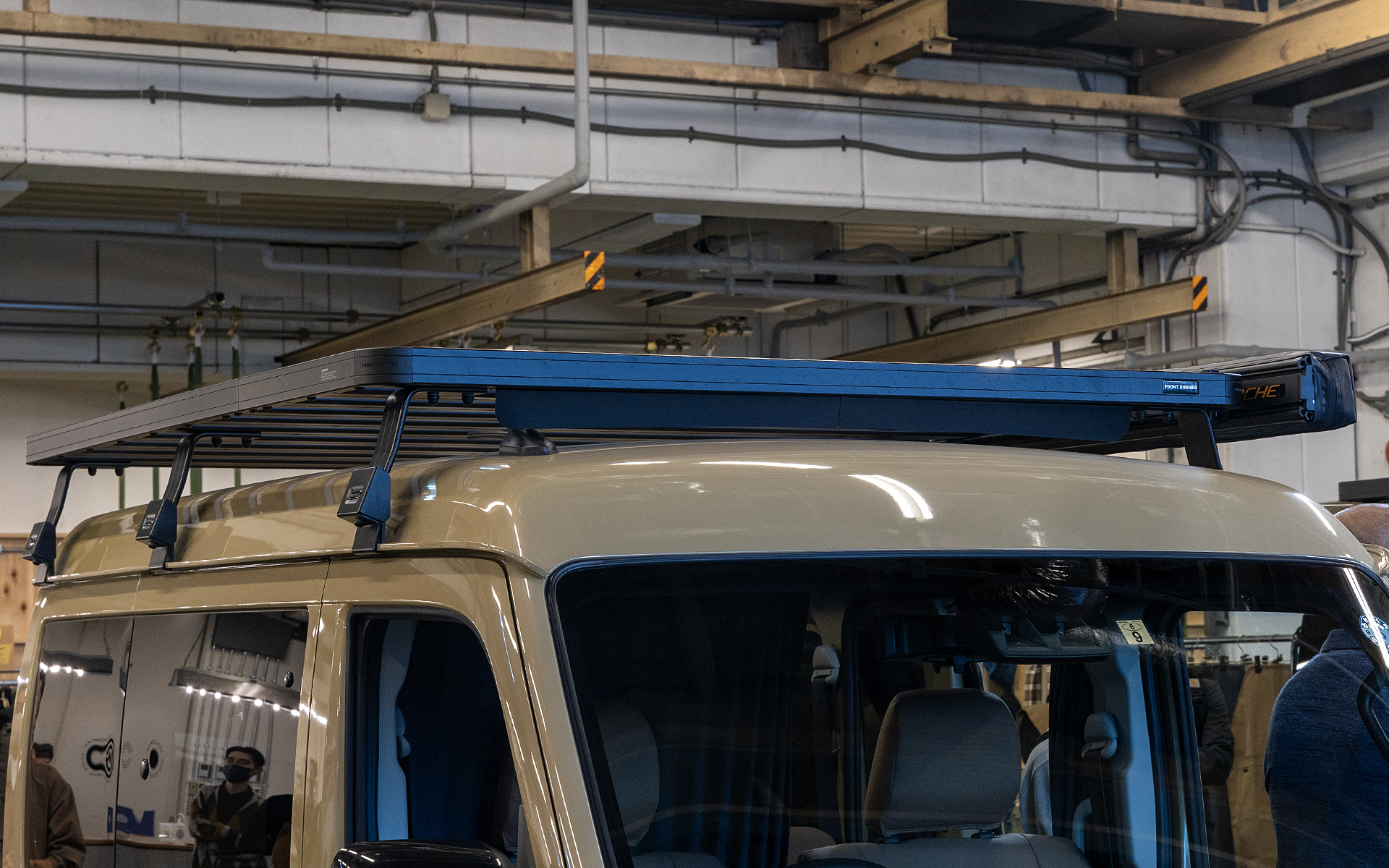 オプション設定のルーフキャリア。大型のものでルーフ全面を覆うサイズ