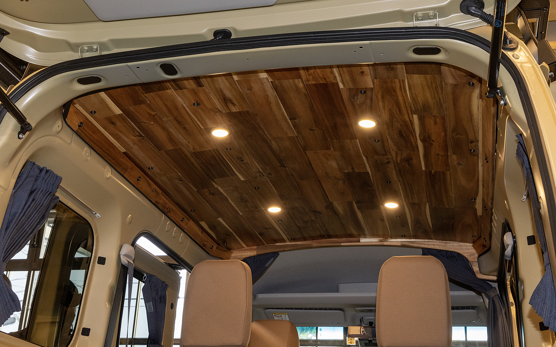 天井のつくり。アカシア材が使われる。この裏には断熱材や遮音材が追加されている