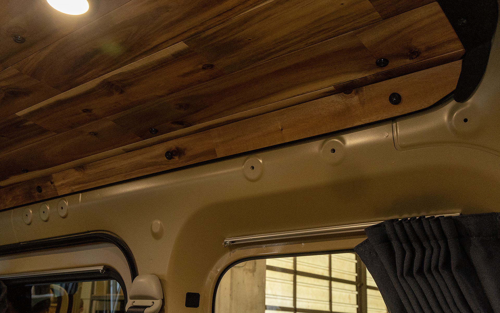 内壁の各所にフックの追加やボルトでの装具の固定ができるユースフルナット（ネジ穴）がある（ハイゼット標準装備）。より使いやすい空間へのアップデートも可能