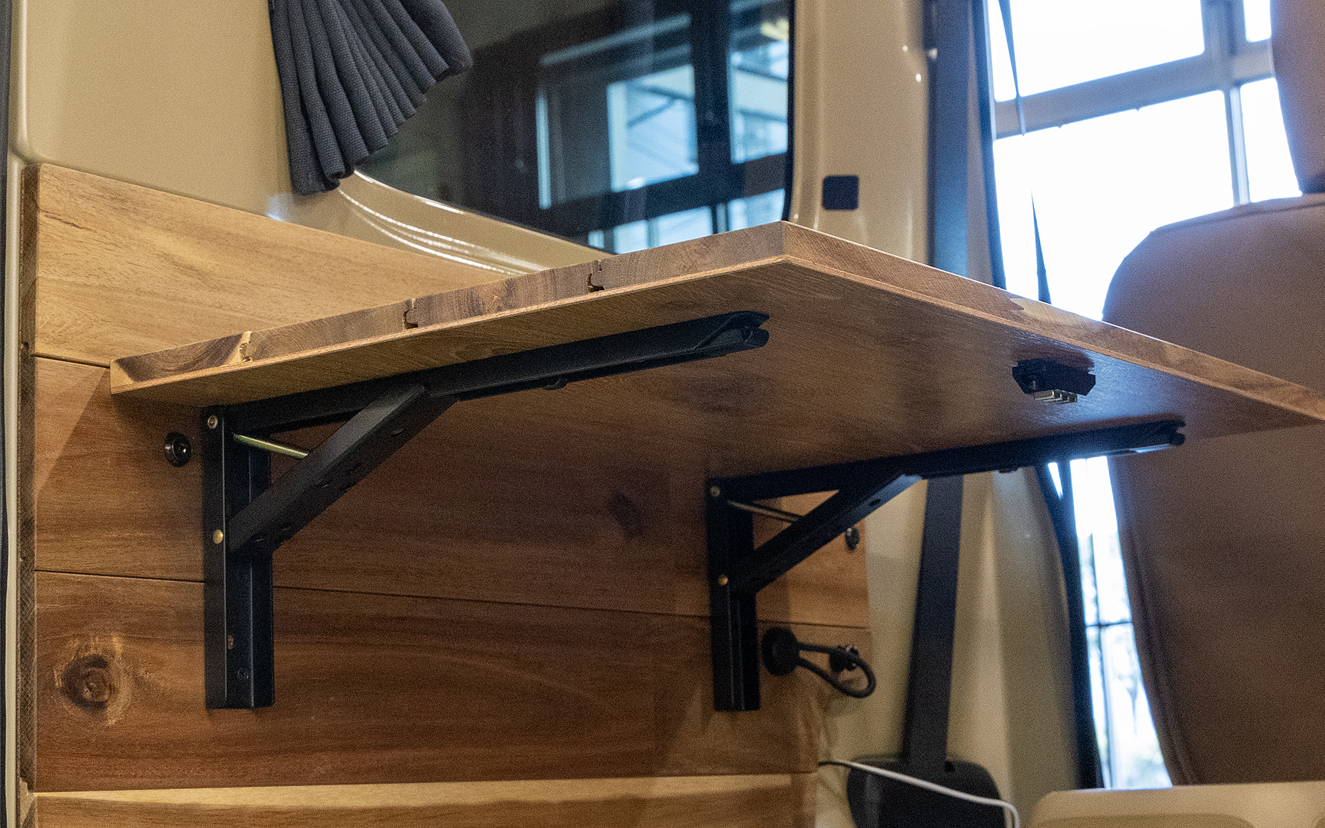 左右の壁面には天板をたたんで収納できるテーブルが付く