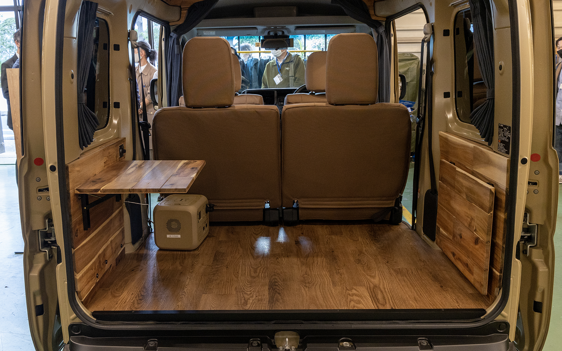 片側を出した状態。フロアからの高さは40cmなので、クッションなどを敷いてフロアにじかに座った状態でちょうどいいもの