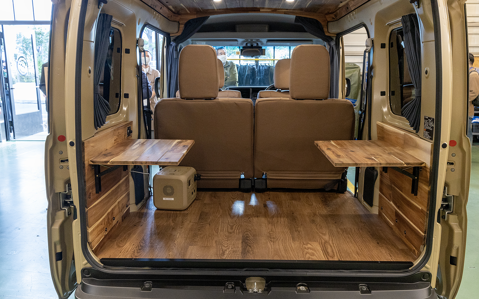 左右に展開できるので、車中泊のときに調理や用意と食事用のテーブルを分けるという使い方もできる