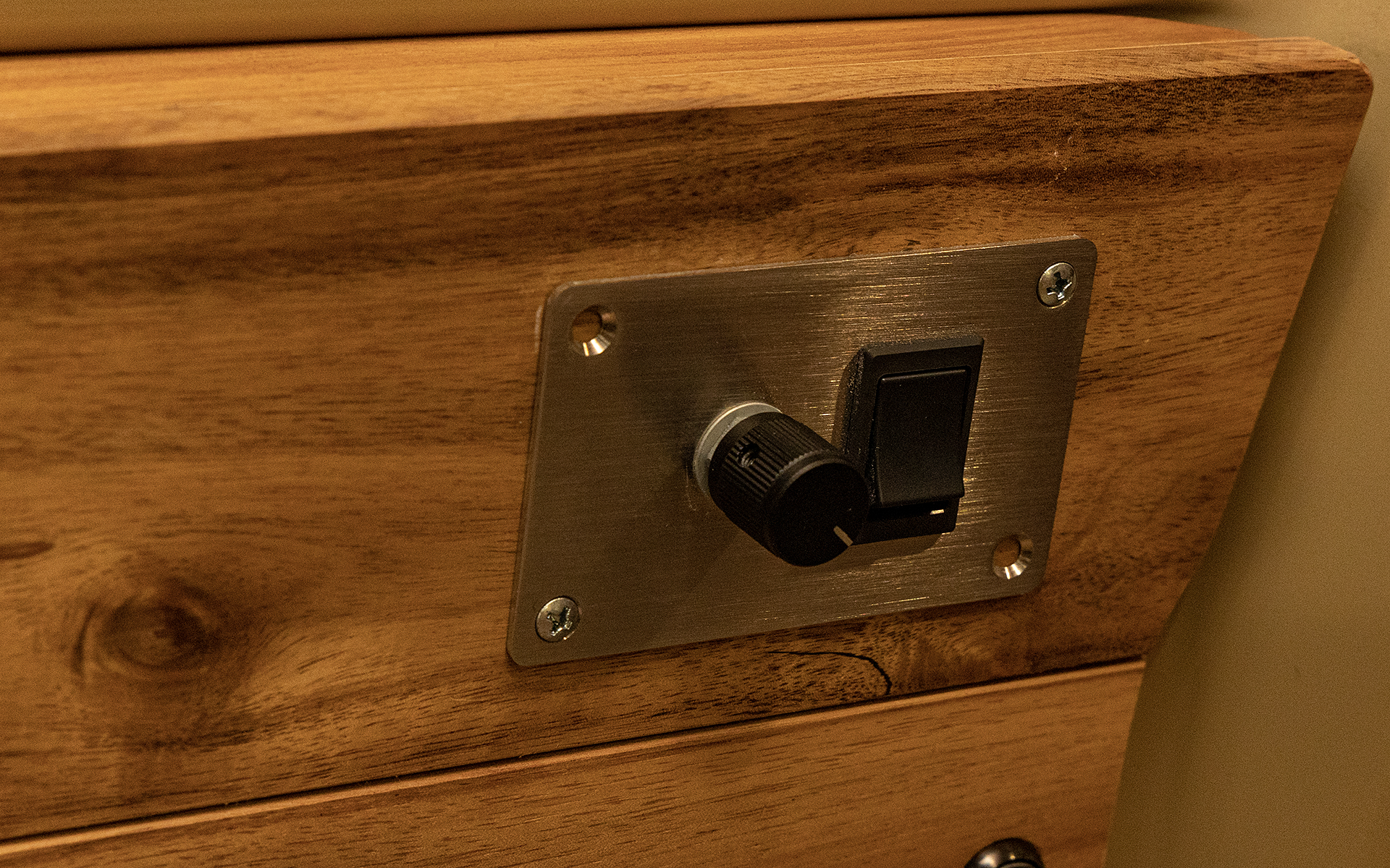 左壁面には天井の照明用スイッチ＆コントローラーがある。就寝時にも操作しやすい位置だ