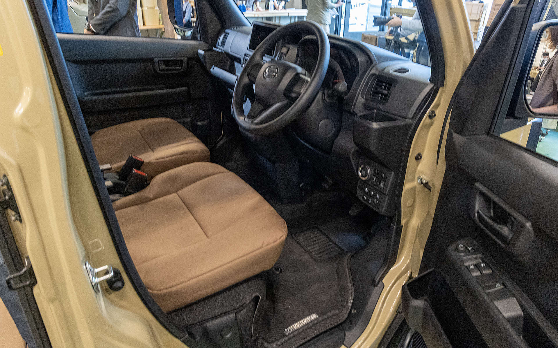 インパネまわりに変更はない。ルームミラーはスマートインナーミラーとなる。フロアマットはオプション設定