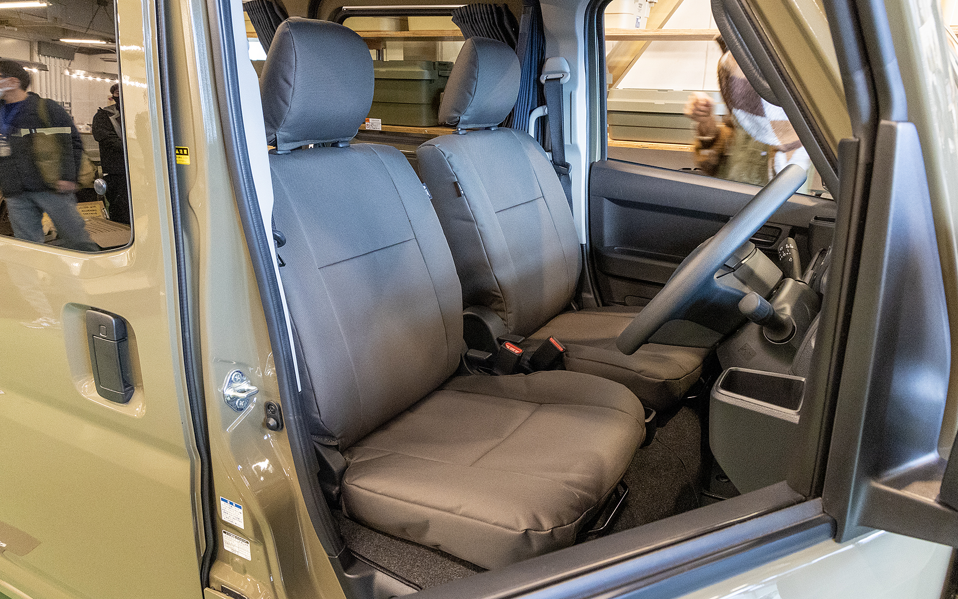 運転席、助手席ともにオリジナルカラーのシートカバーを装着する。表面をテフロン加工したコーデュラ素材