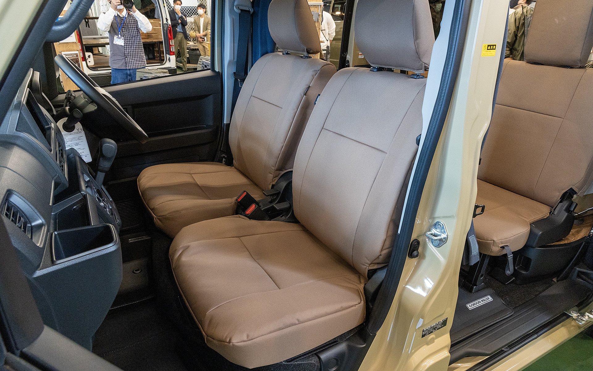 スレや汚れに強いシートカバー。アウトドア向きのアイテムだ