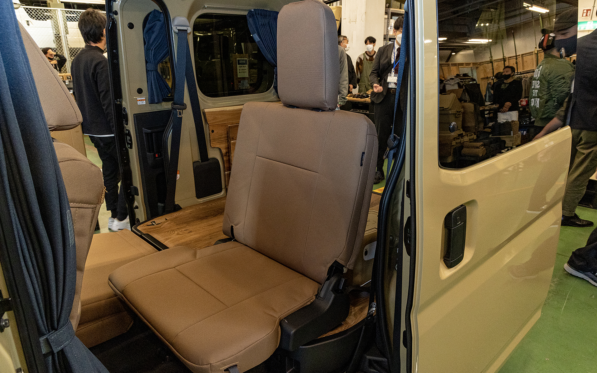 後席は左右別々にアレンジできる