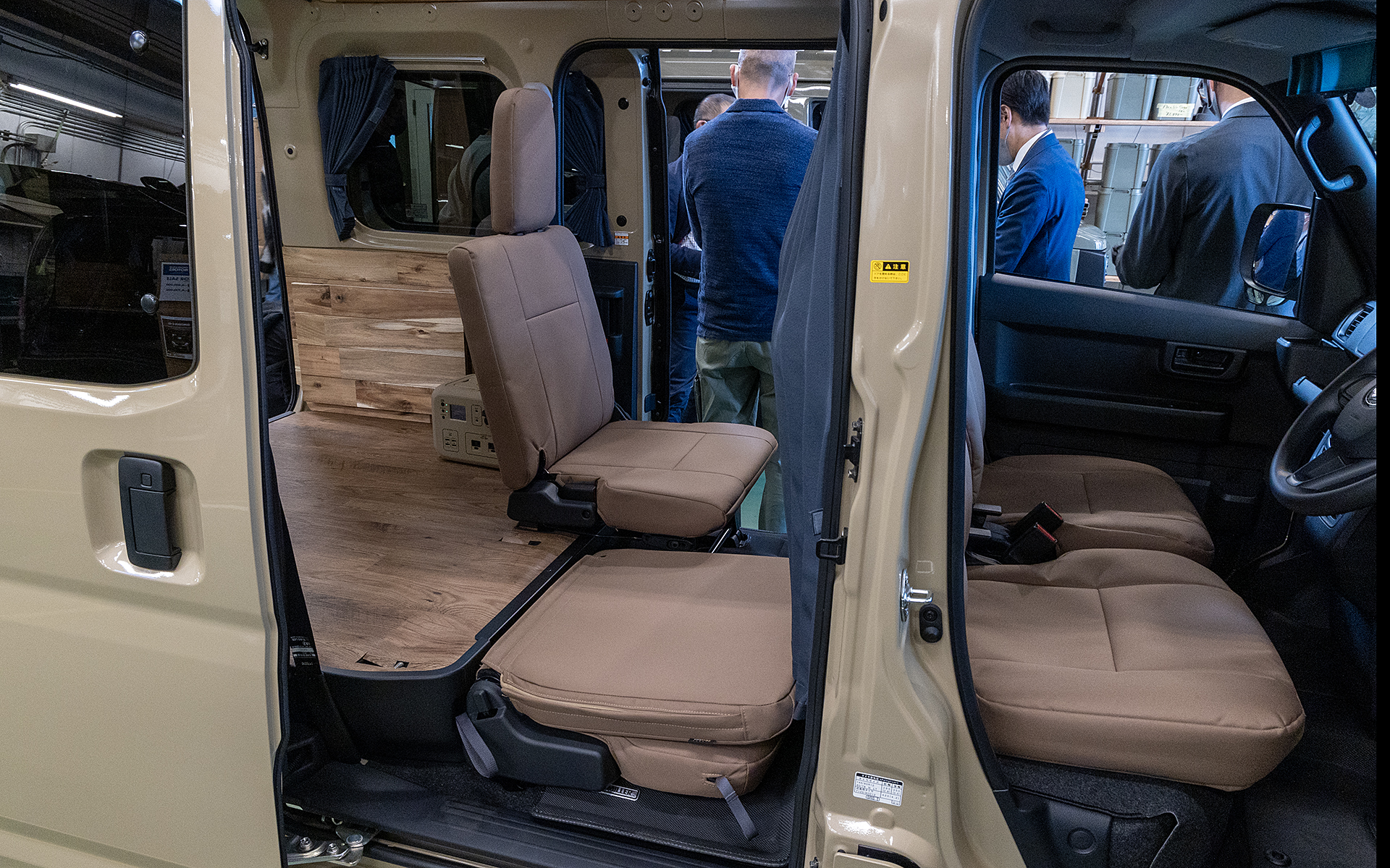 両側のスライドドアはパワースライドドアになる。イージークローザー機能もあるので手動での開け閉めも楽だ