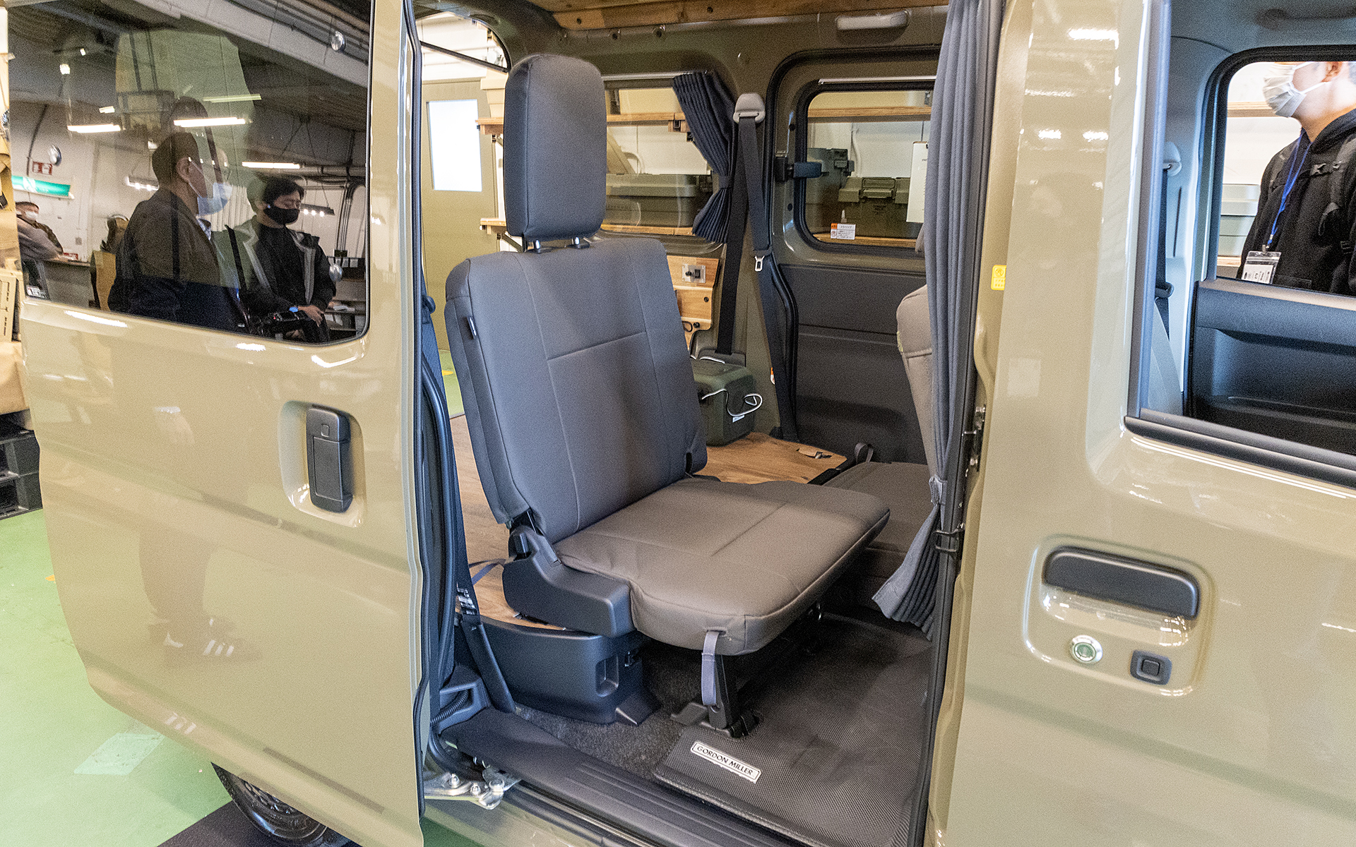 パワースライドドアは動作時にブザーが鳴るので、夜間や早朝のキャンプサイトでの開け閉めのときはパワースライドドアをOFFにして手動で操作したい