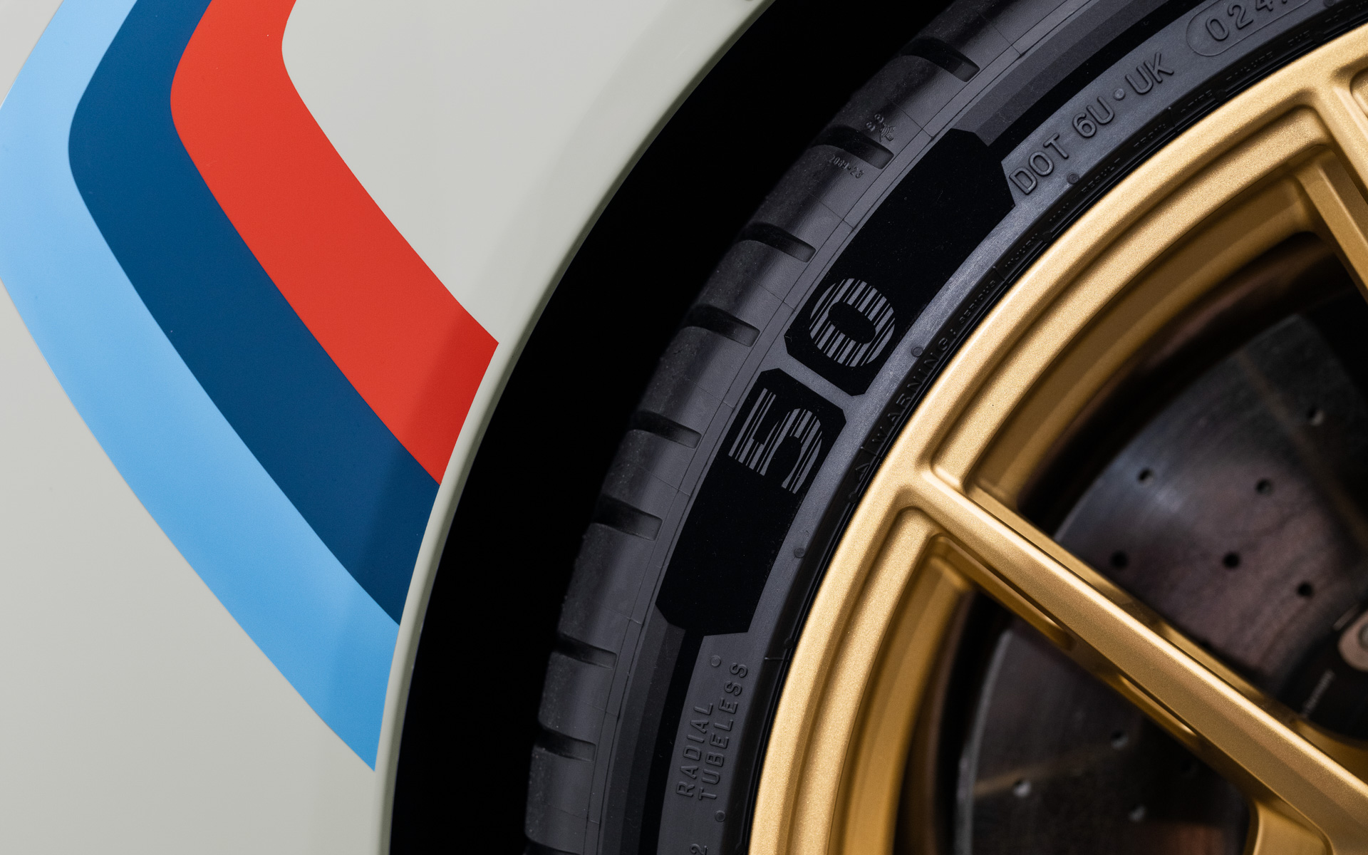 タイヤのサイドウォールに入る「50」