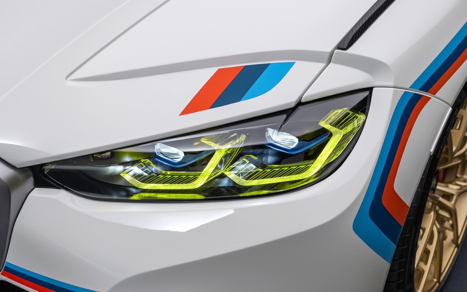 イエローに輝くヘッドライト