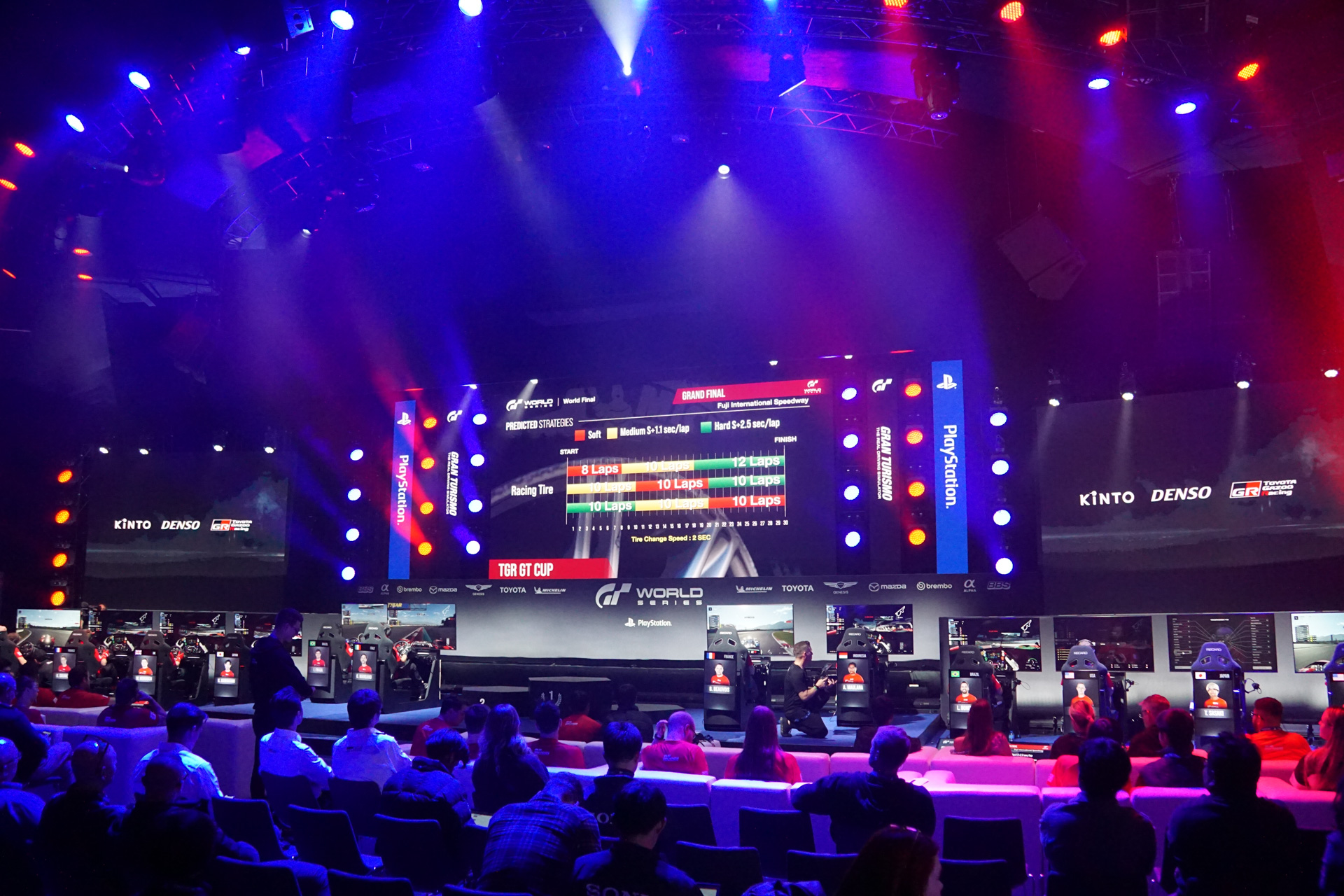 決勝レースは富士スピードウェイを舞台にした30周のレース