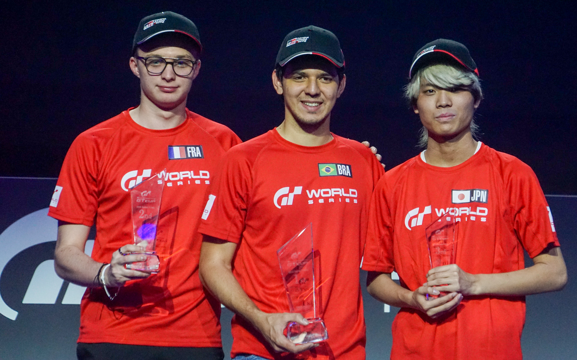 「TOYOTA GAZOO Racing GT Cup 2022」2022年度チャンピオンを獲得したイゴール・フラガ選手(中央)、2位のフランスのキリアン・ドルモン選手(左)、3位の日本の佐々木拓眞選手(右)