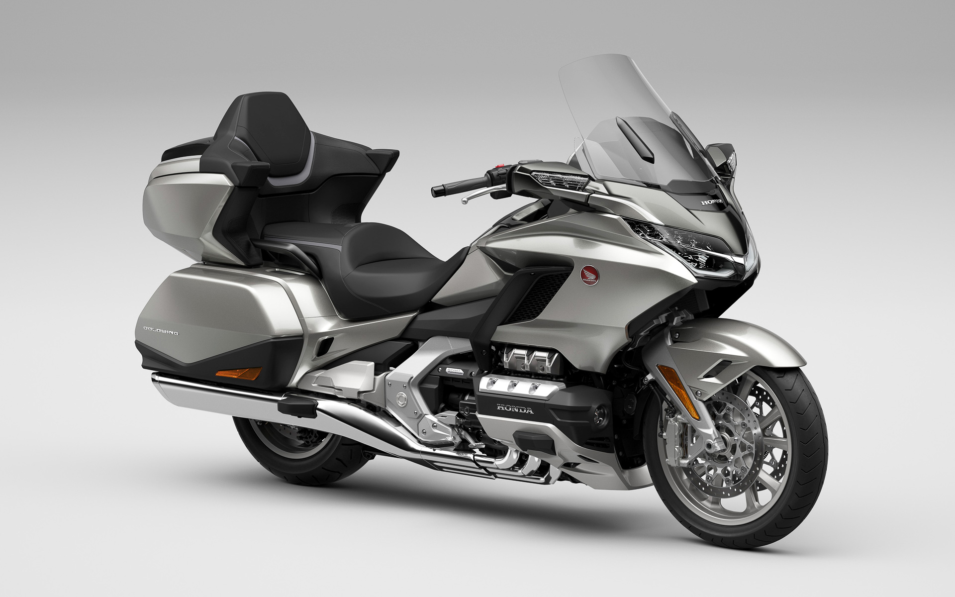 ホンダ ゴールドウイング ツアーの新色ベータシルバーメタリック（2トーン）