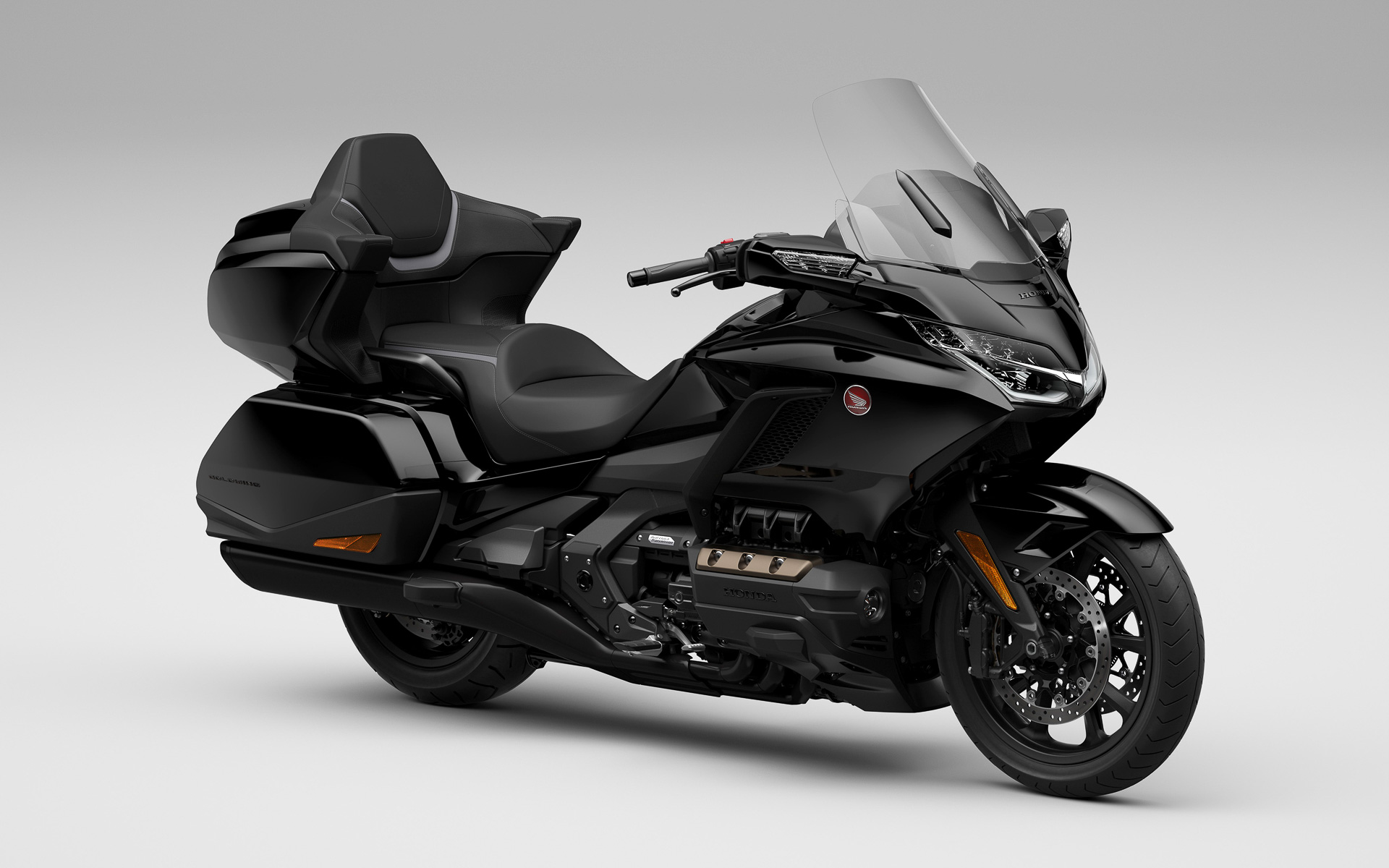 ゴールドウイング ツアー。新色グラファイトブラック