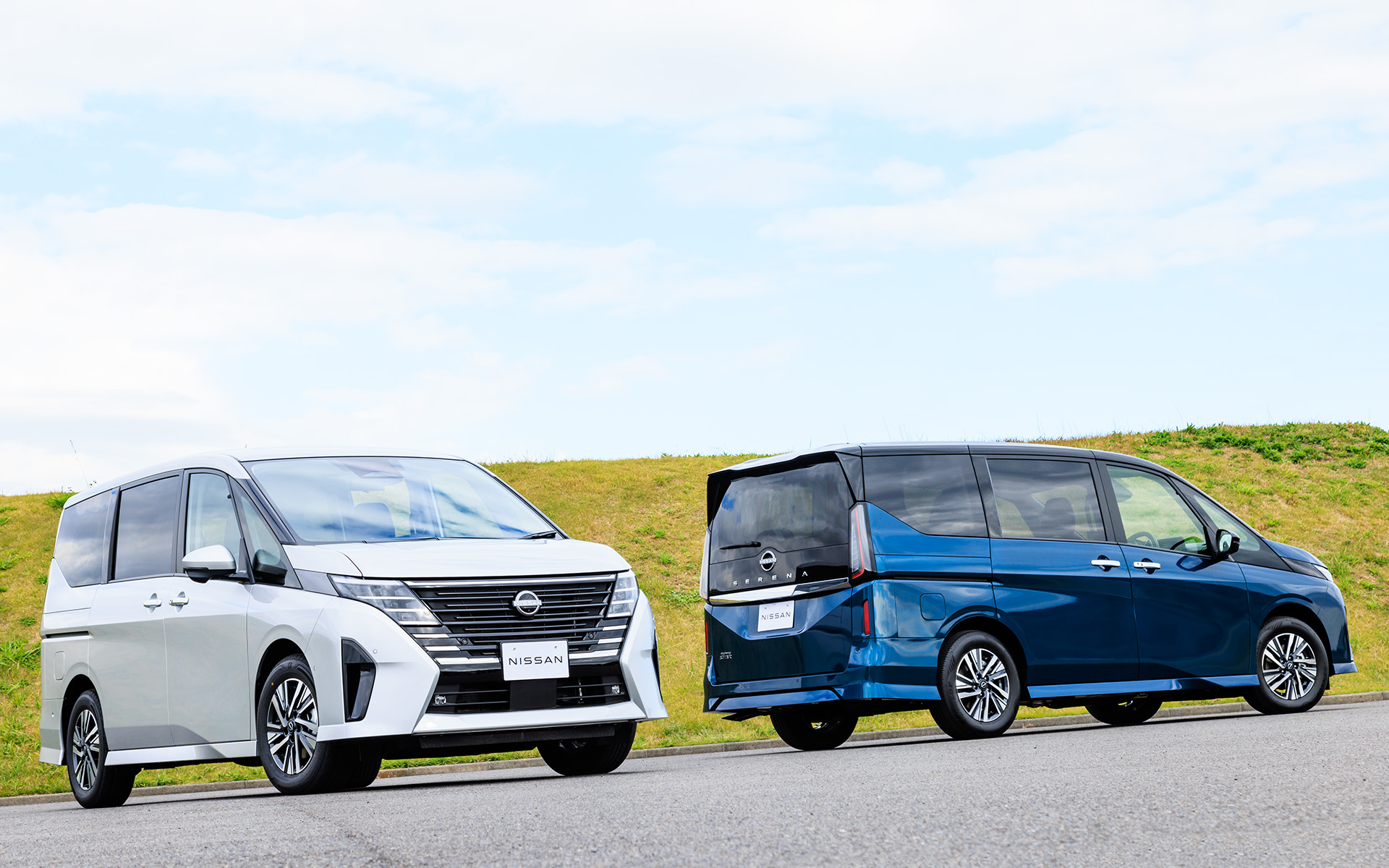 新型セレナ。e-POWER車に新たに設定された最上級グレードLUXION（写真左）とハイウェイスター