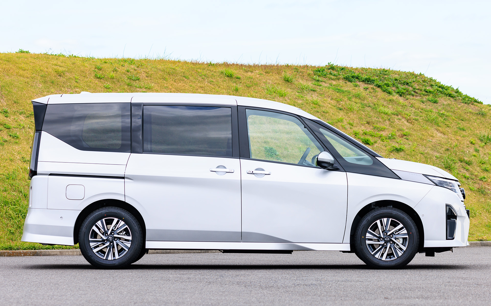 撮影車両はe-POWER LUXION。ボディカラーはプリズムホワイト